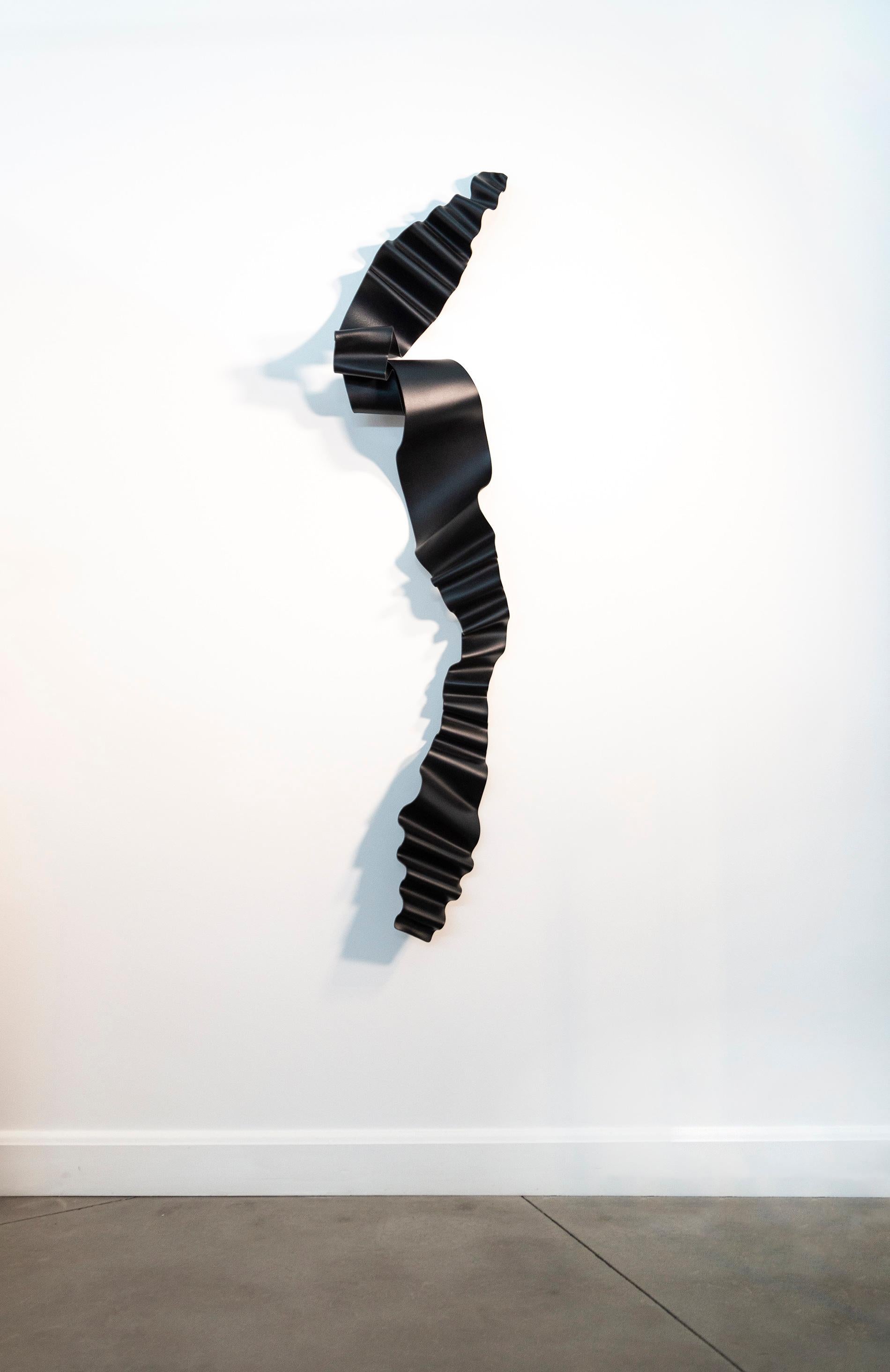 Schwert ohne Schwert 1 – schwarz, Band, pulverbeschichteter Stahl, Wandskulptur (Zeitgenössisch), Sculpture, von Stefan Duerst