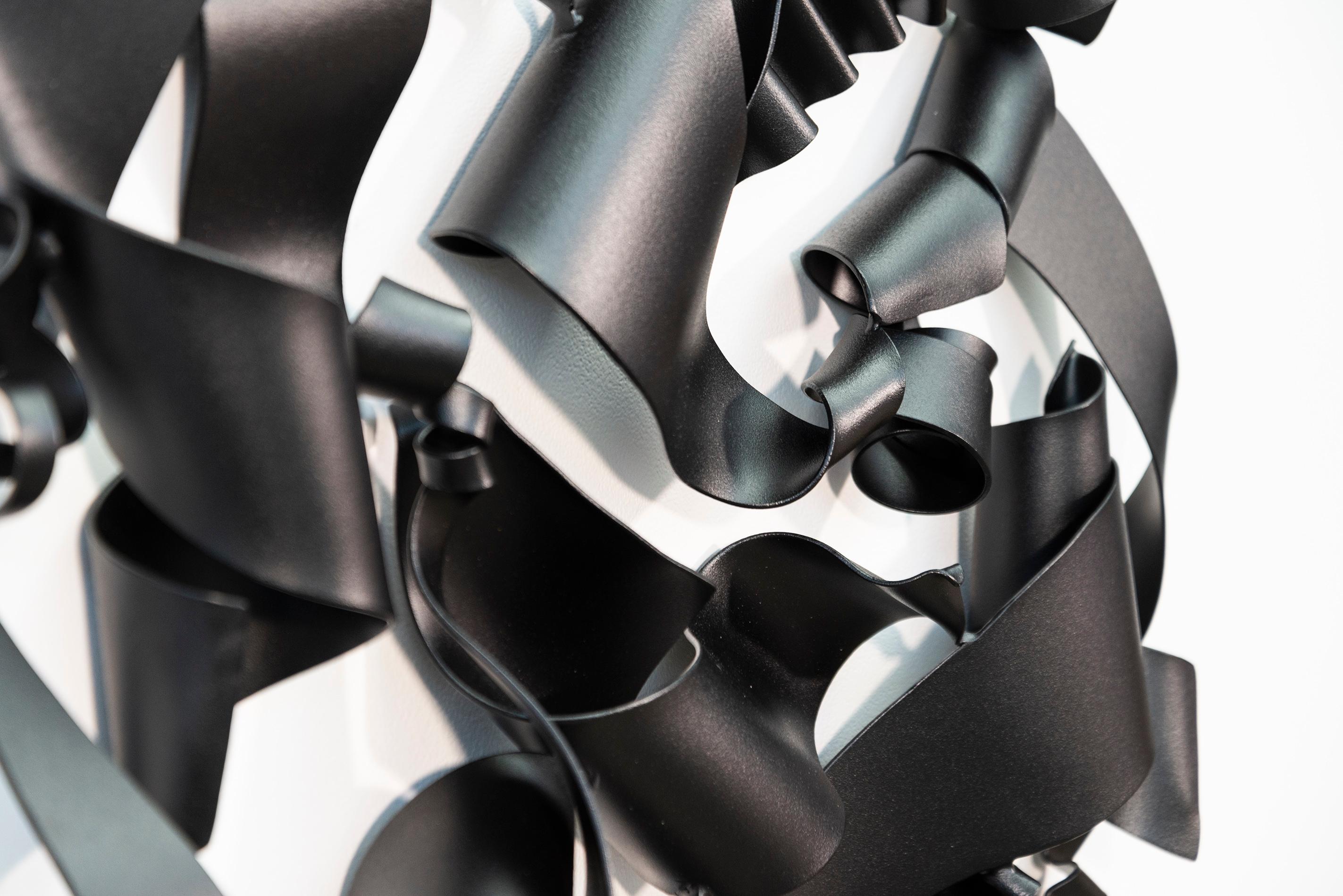 Sword of No Sword 6 - noir, abstrait, acier peint par poudrage, sculpture murale en vente 1