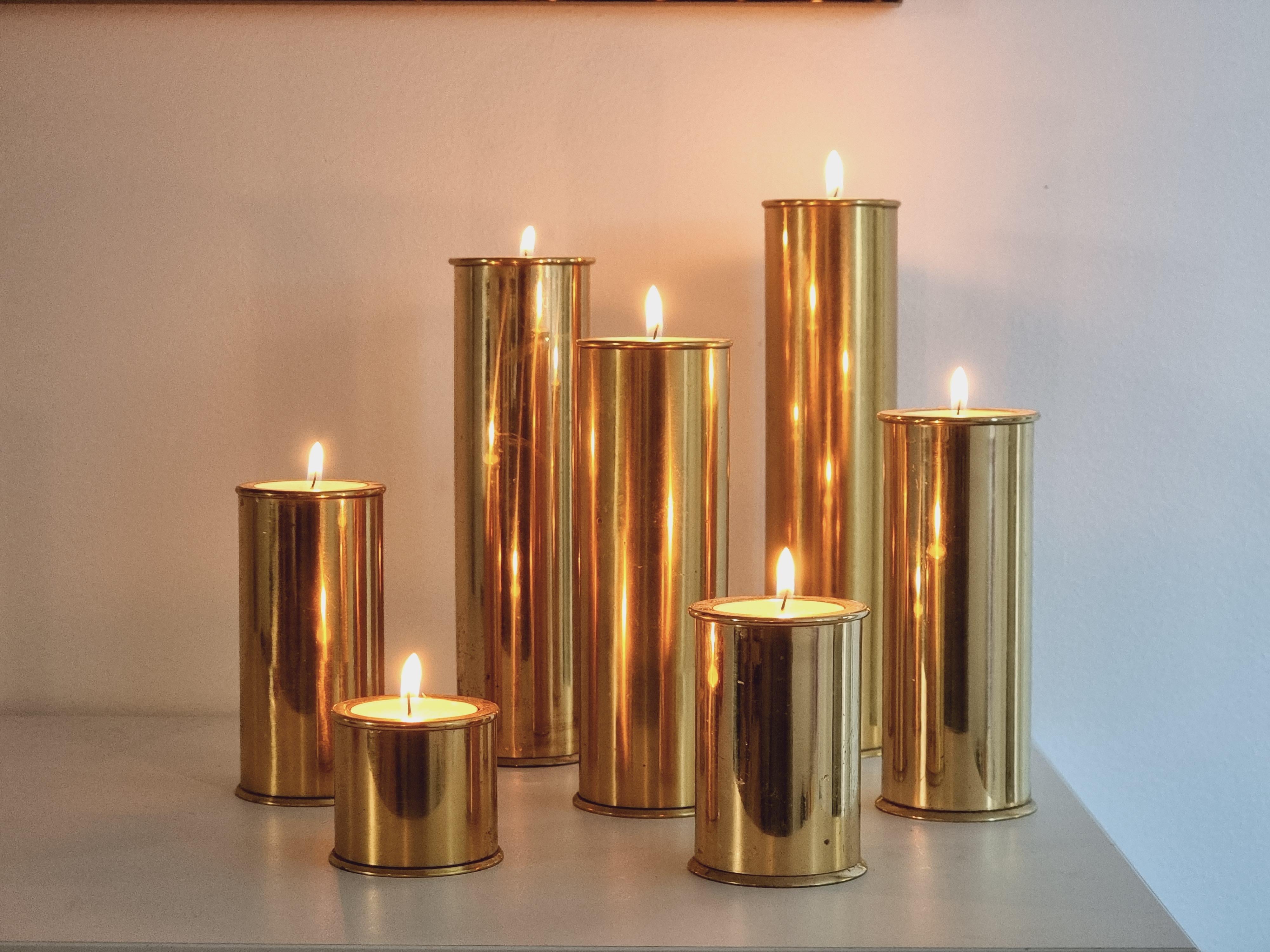 Ein Satz mit sieben Größen von Kerzenhaltern aus Messing. Dieses Set mit sieben verschiedenen Größen ist eine seltene Kollektion von Engelsson, Schweden, aus den 1970/80er Jahren. 

Maße: Höhe niedrigste: 5 cm, bis zur höchsten Höhe 20,5 cm.