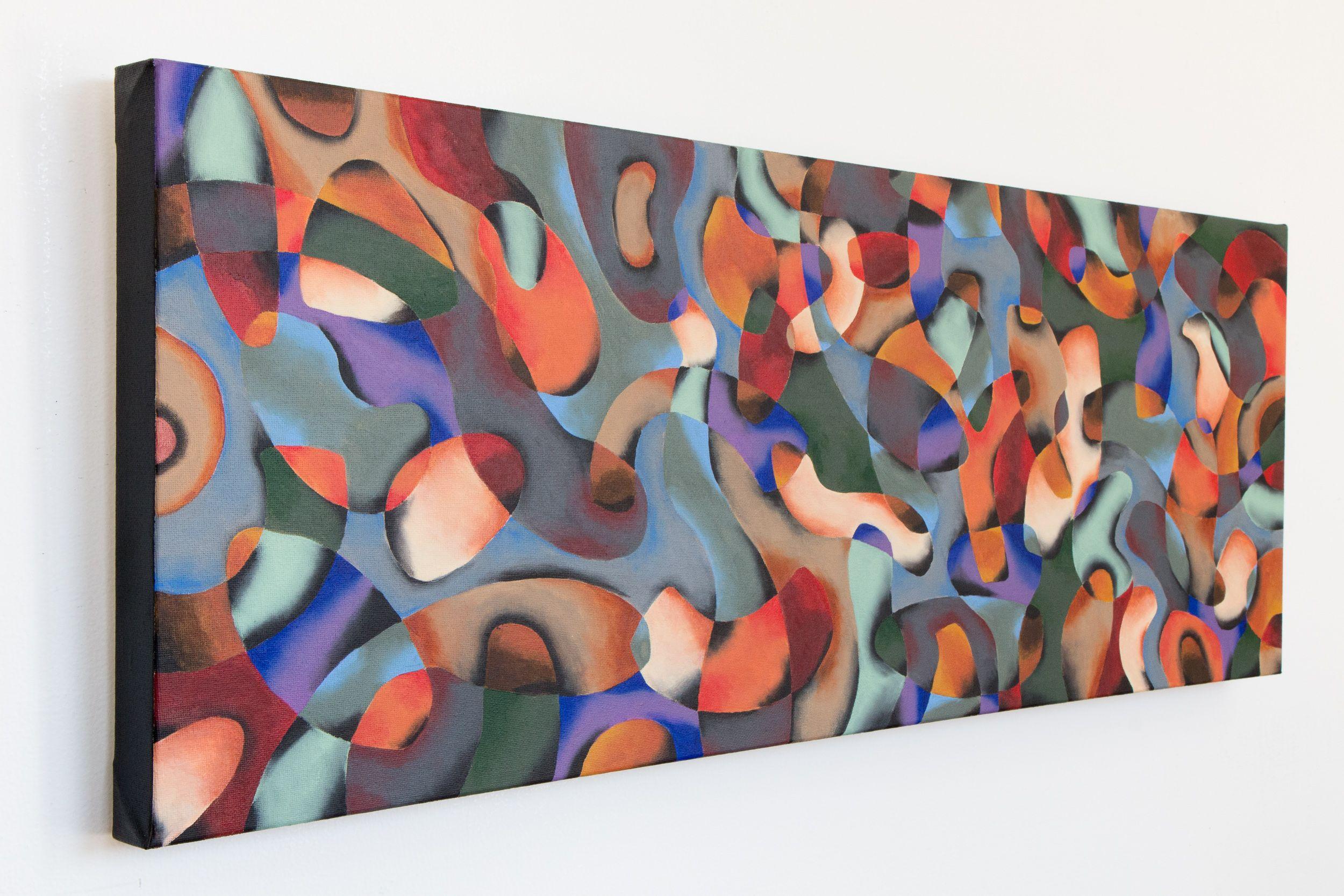 Un'opera d'arte spontanea creata con linee continue e fluide che si muovono attraverso i pannelli intersecandosi e formando forme che sono riempite da una combinazione di colori neutri combinati con colori vivaci in contrasto tra loro.  Tutti e