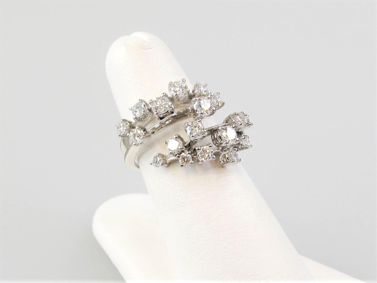 Misura dell'anello: 5.5

Si tratta di un anello spray con diamante di Stefan Hafner assolutamente delizioso e dal design contemporaneo. Il design unico riempie il dito di scintille pur rimanendo delicato. Il sottile stile bypass dà l'illusione del