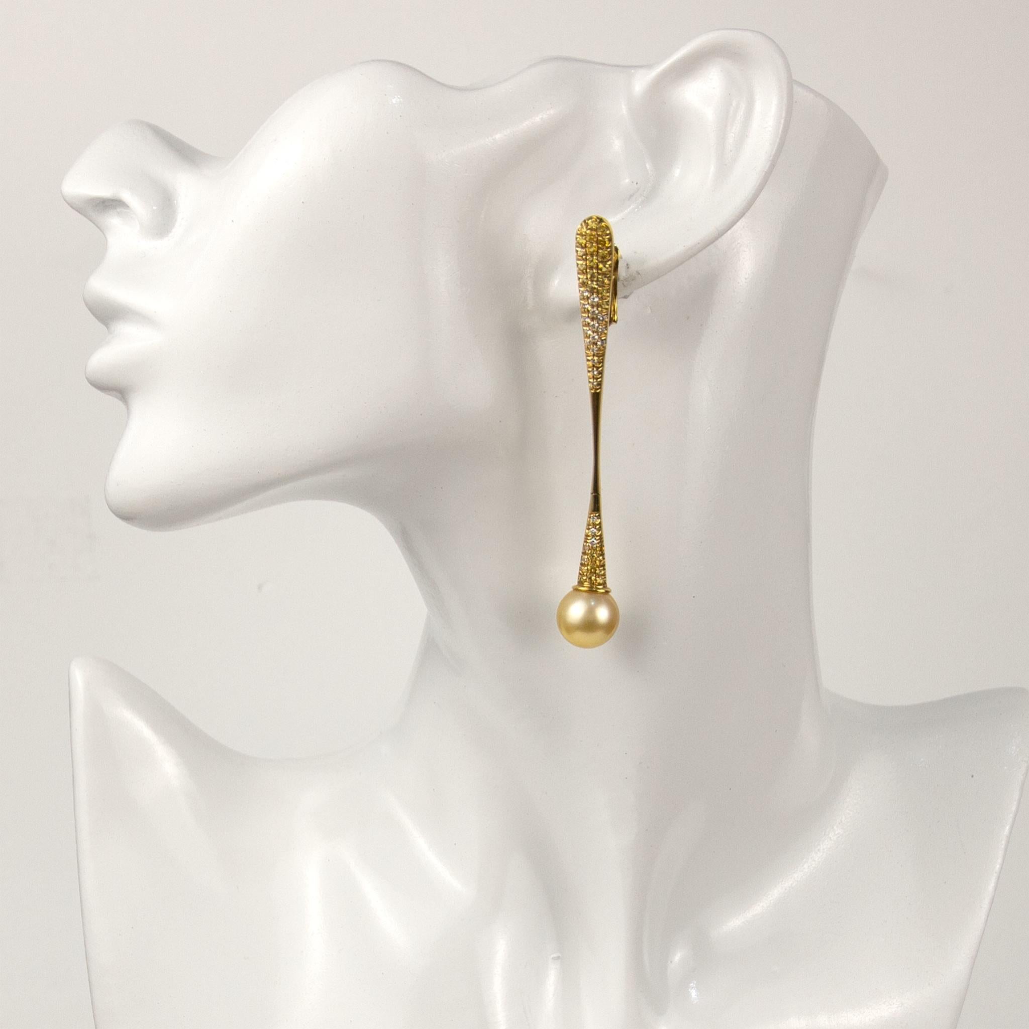 Taille brillant Stefan Hafner, boucles d'oreilles en or jaune 18 carats avec diamants et saphirs 0,56 carat en vente