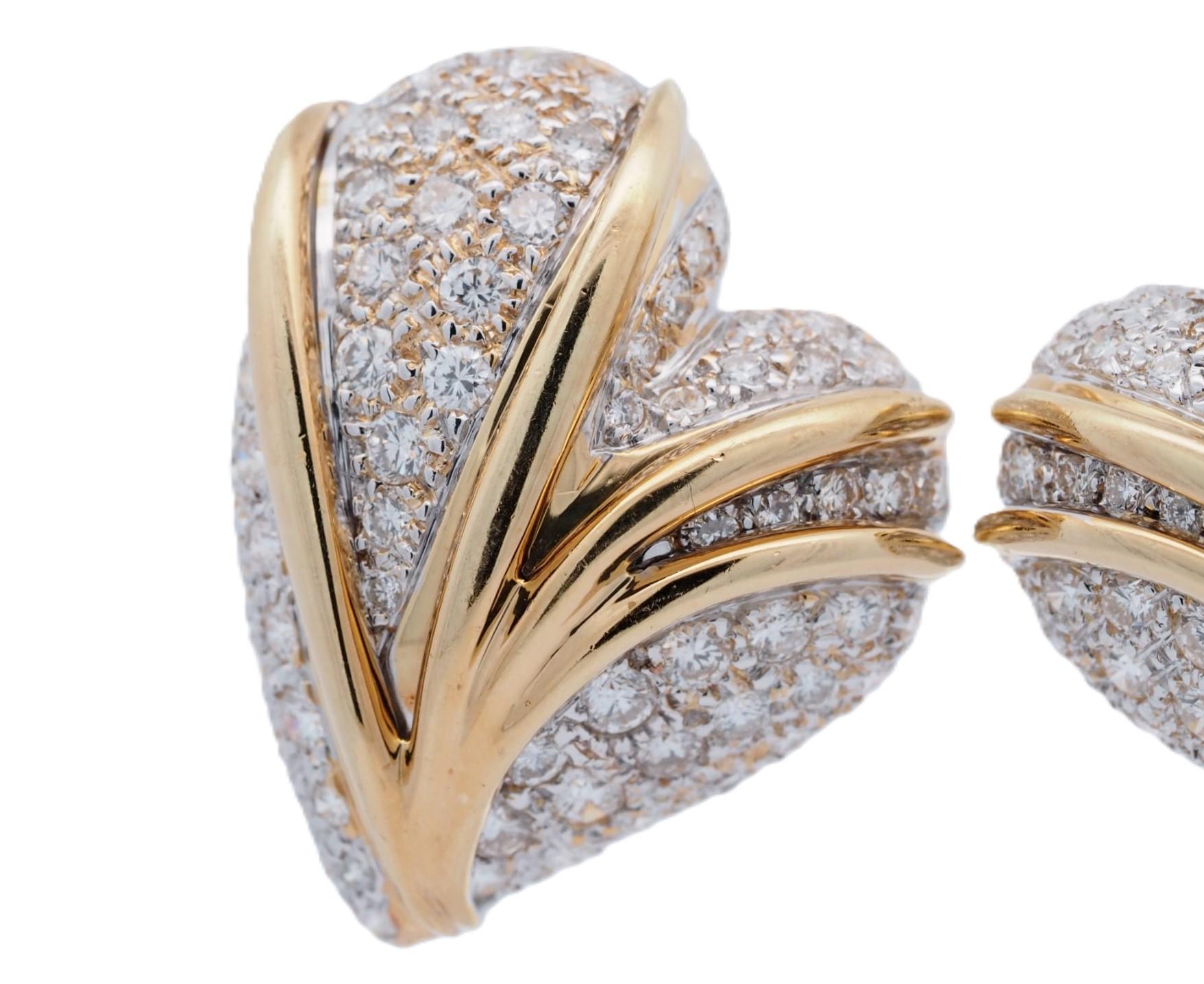 Mettez votre look en valeur avec ces superbes boucles d'oreilles Stefan Hafner en or jaune 18 carats, ornées de diamants en forme de cœur. Les boucles d'oreilles pèsent 27,3 grammes et comportent 138 diamants d'un poids total en carats de ~5 ct. Les