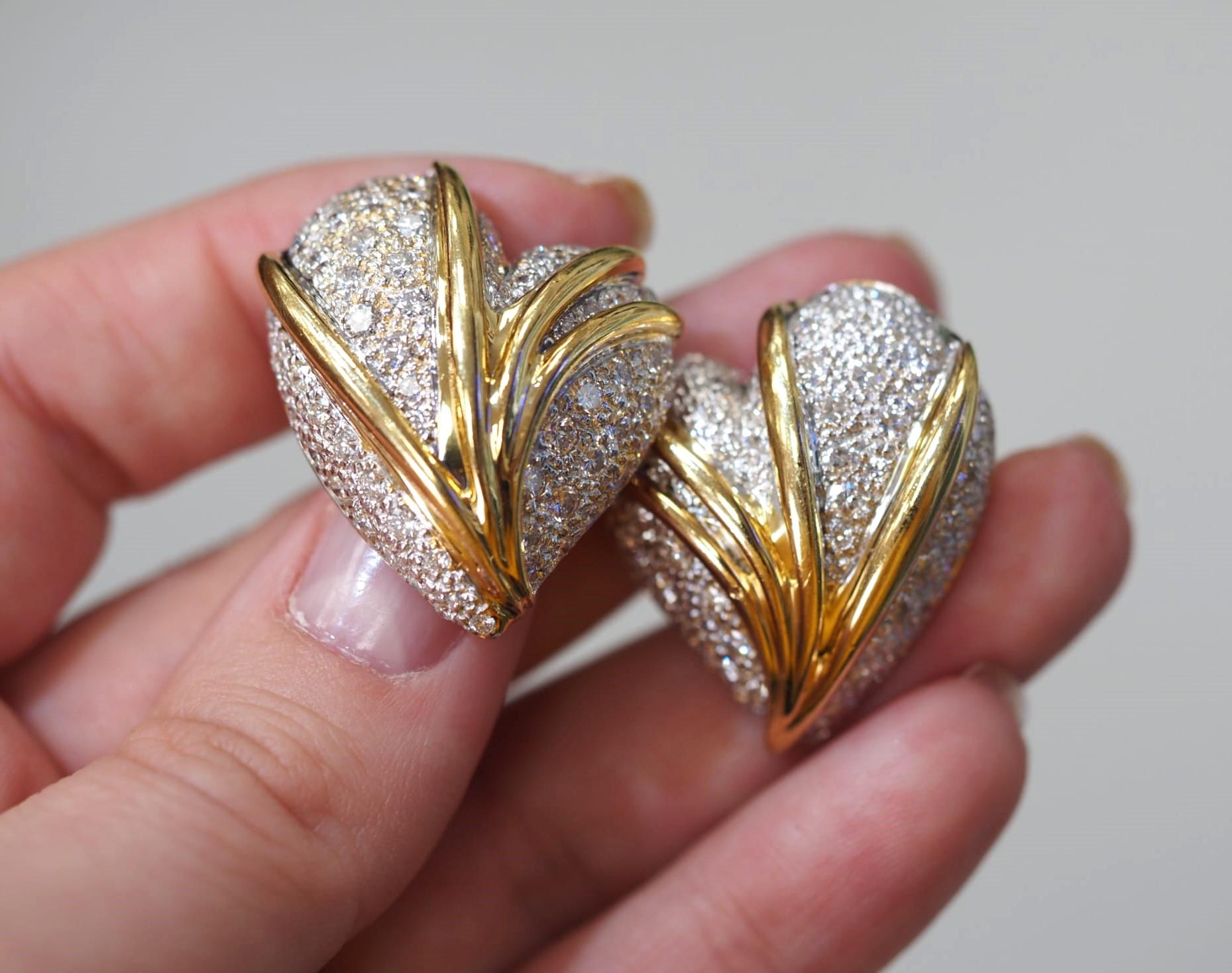 Stefan Hafner, boucles d'oreilles cœurs en or jaune 18 carats avec diamants ronds de 5 carats (large) en vente 1