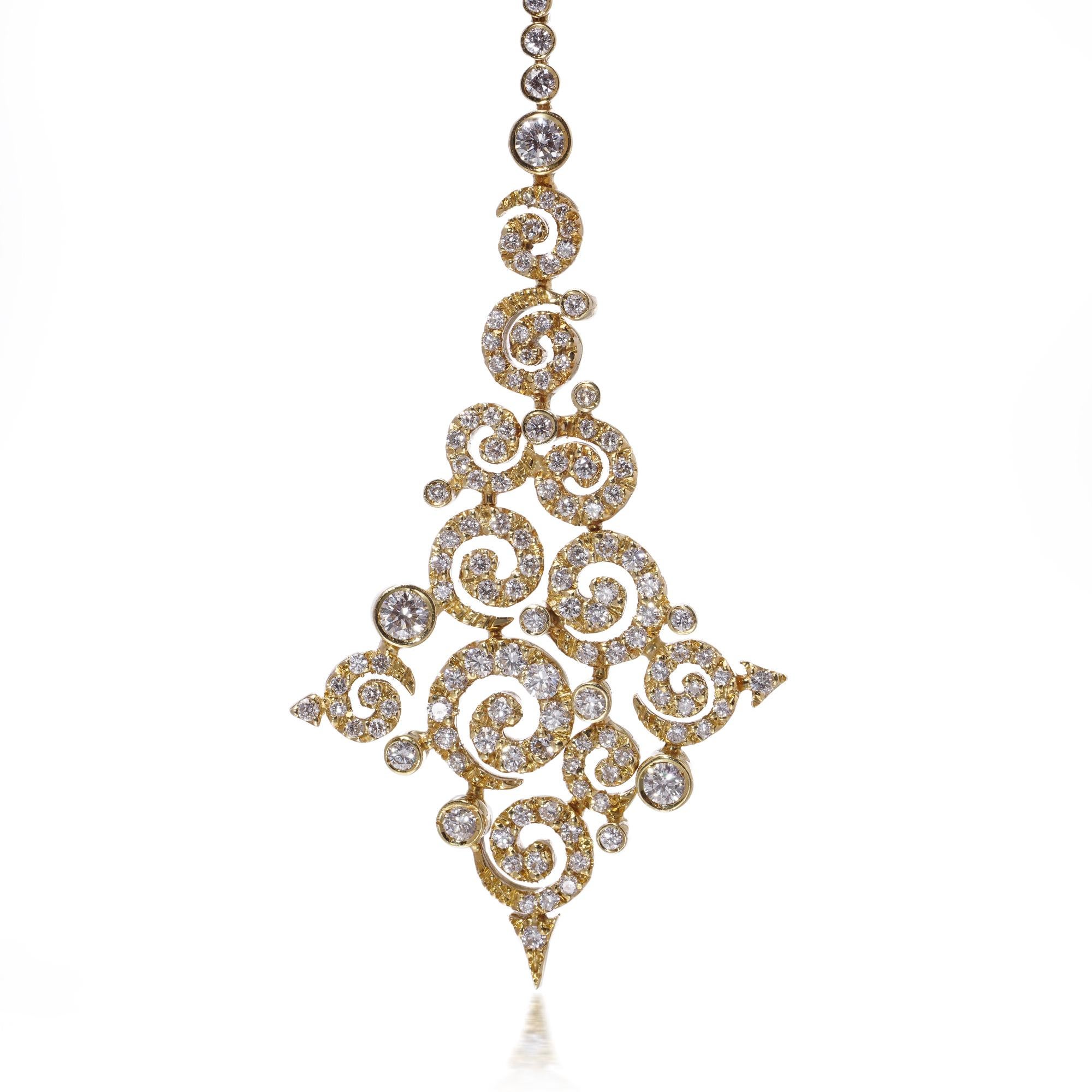 Ein raffiniertes Collier mit Diamantanhänger von Stefan Hafner, gefertigt aus 18 Karat Gelbgold. Der aufwändig gestaltete Anhänger zeigt ein symmetrisches Wirbel- und Blattmotiv, das mit ca. 145 runden Brillanten von außergewöhnlicher Qualität