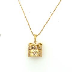 Stefan Hafner 18KT YG Diamant 0,62 carat Rubis .19 carat. Collier à breloques pendentif en forme de boîte cadeau