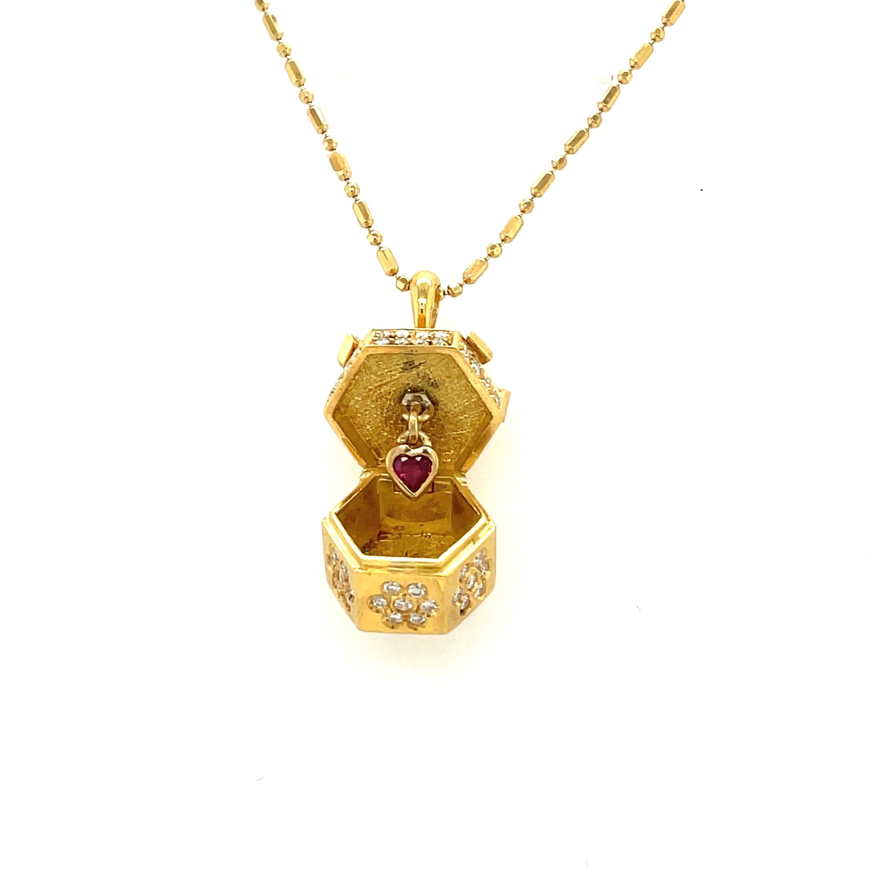 Rétro Stefan Hafner 18KT YG Diamant 0,62 carat Rubis .19 carat. Collier à breloques pendentif en forme de boîte cadeau en vente