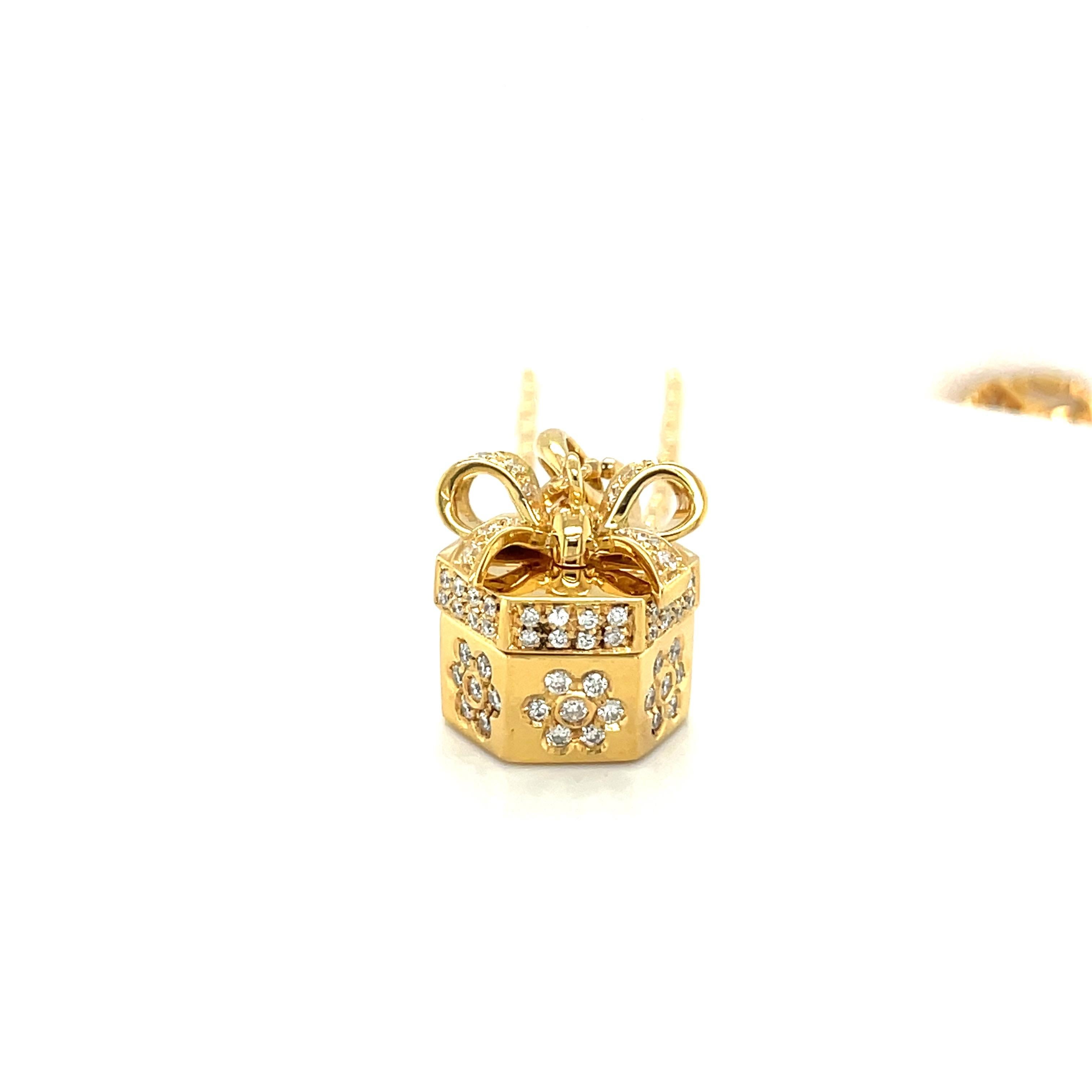 Stefan Hafner 18KT YG Diamant 0,62 carat Rubis .19 carat. Collier à breloques pendentif en forme de boîte cadeau Neuf - En vente à New York, NY