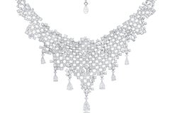 A&M. M-One  Stefan Hafner, collier en or blanc 18 carats avec diamants en grappe de 28,00 carats