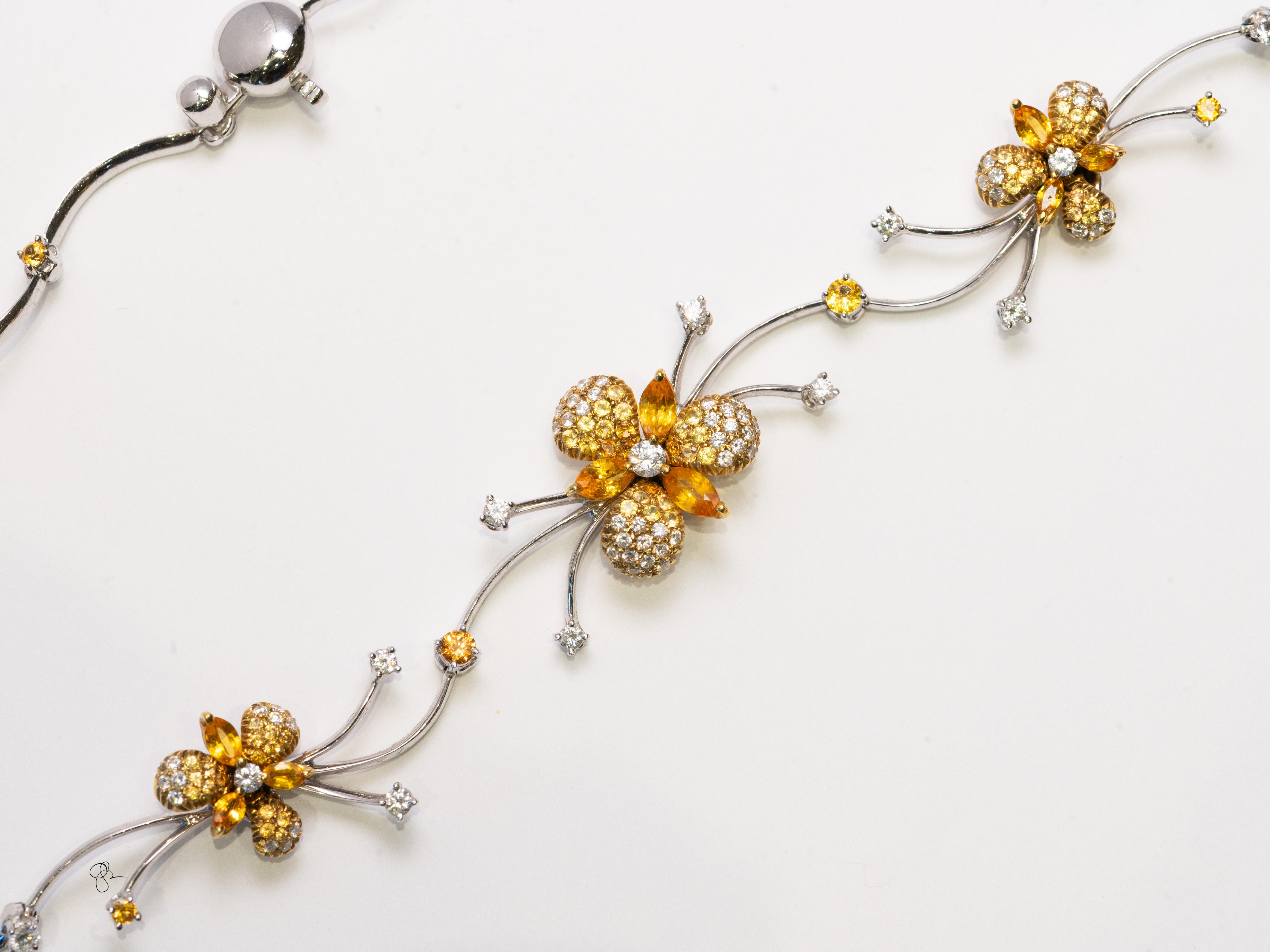 Taille ronde Stefan Hafner Collier à motif floral en diamant et saphir jaune fantaisie en 18K en vente
