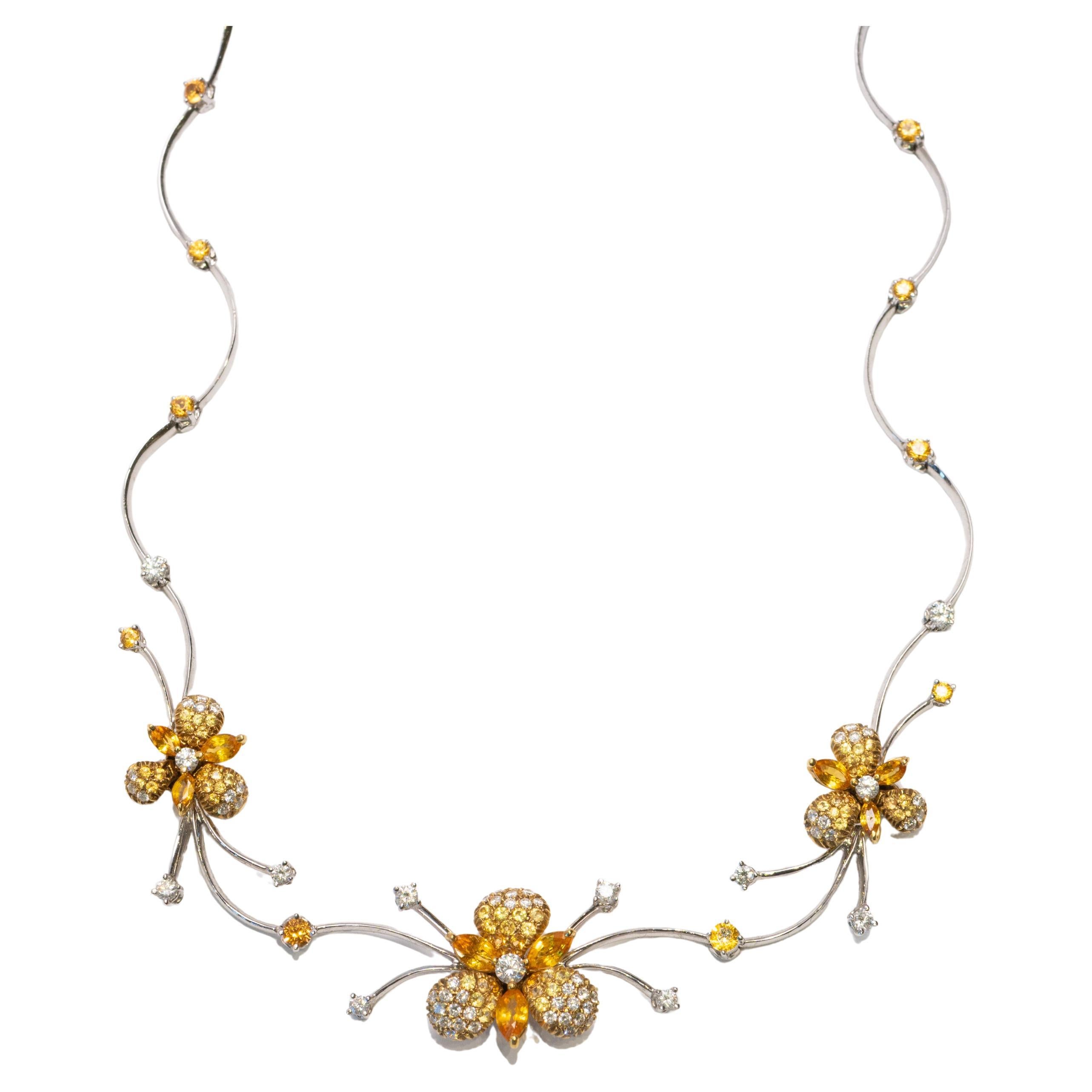 Collana con motivo floreale di diamanti e zaffiri gialli fantasia di Stefan Hafner in 18 carati