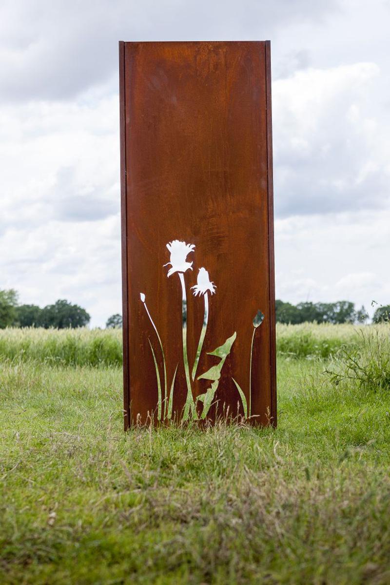 Dale a tu jardín un toque de elegancia industrial
¡con nuestra pared de acero en un diseño de 3 piezas con una superficie oxidada!

Cada parte del muro está hecha de acero de alta calidad y ha sido tratada cuidadosamente
para crear un auténtico