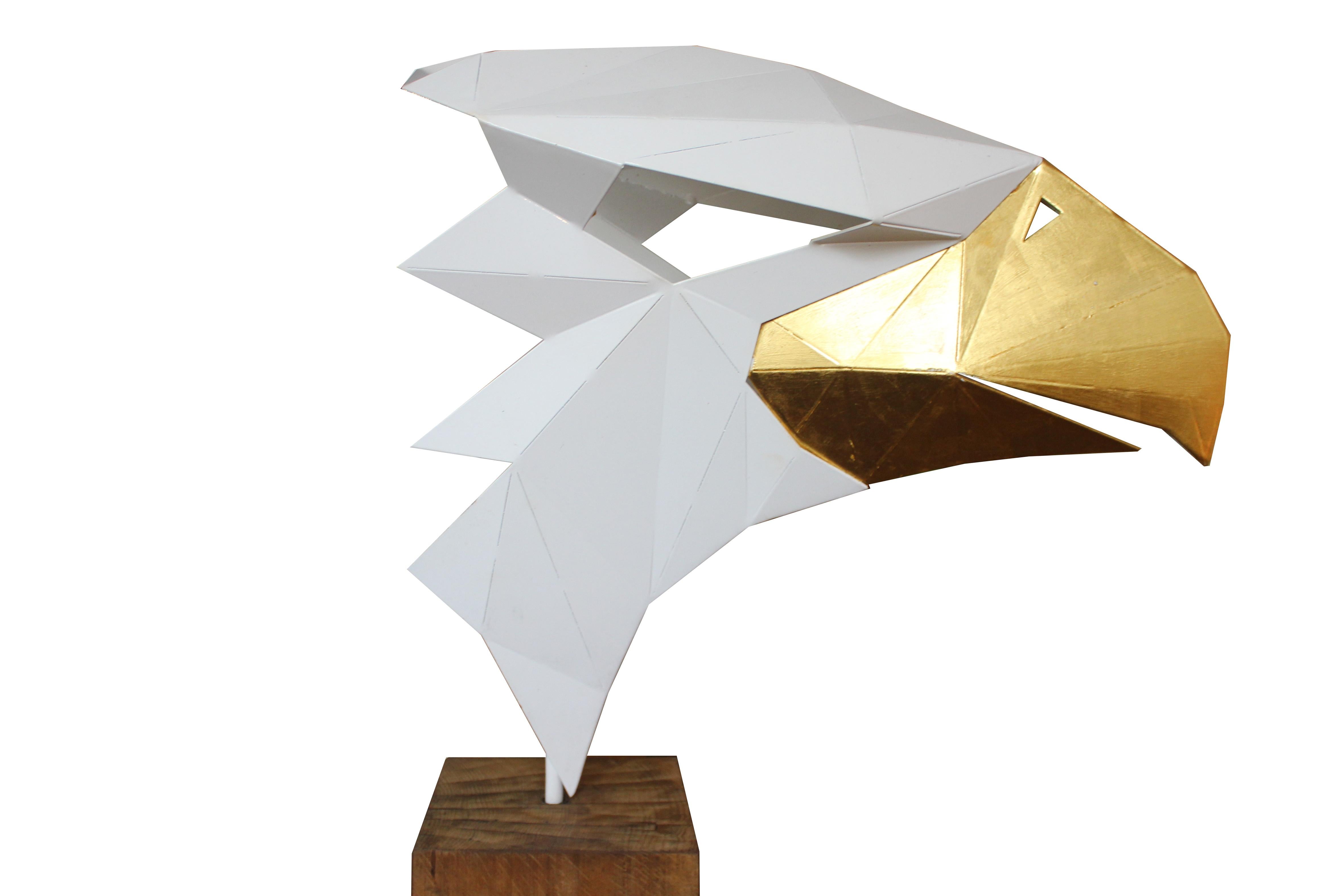 Sculpture en feuille d'or 24 carats - « aigle doré » sur piédestal en chêne - édition limitée en vente 9