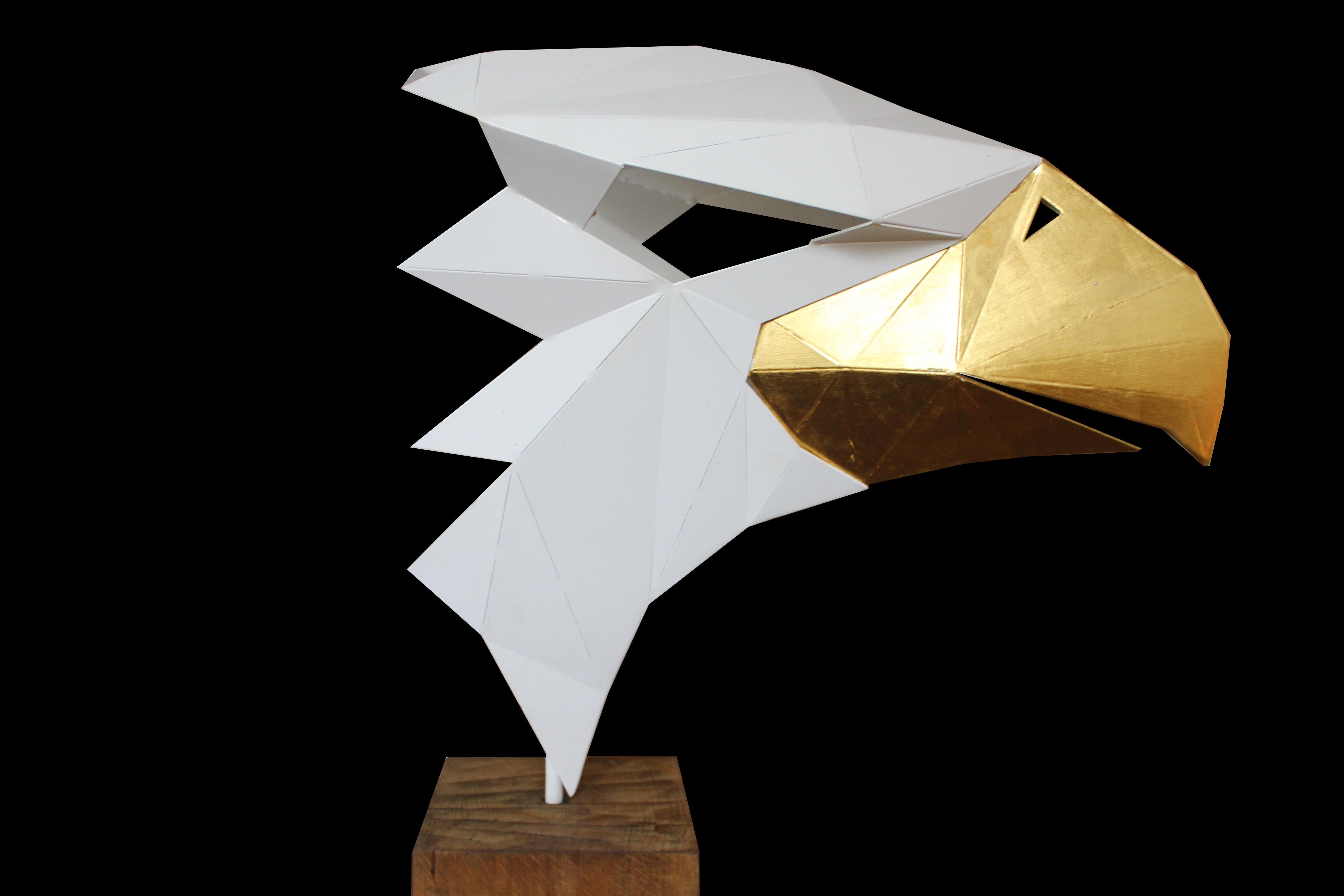 Sculpture en feuille d'or 24 carats - « aigle doré » sur piédestal en chêne - édition limitée en vente 2