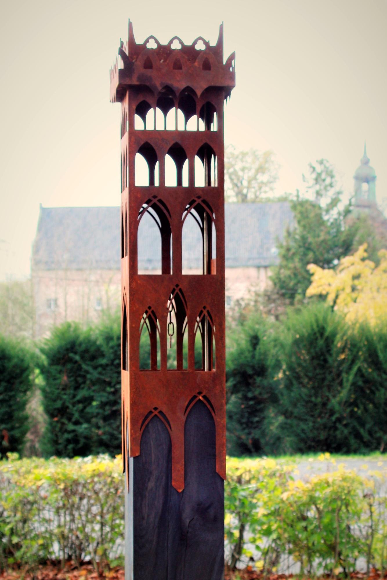 Delight your garden birds with the aesthetically pleasing feeding tower 