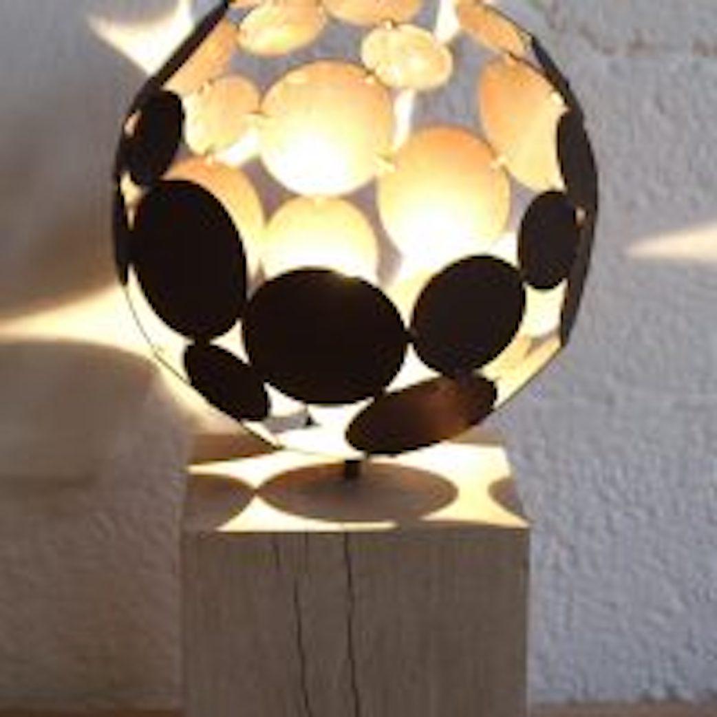 Ball lamp rust with oak base natural - Sculpture by Stefan Traloc