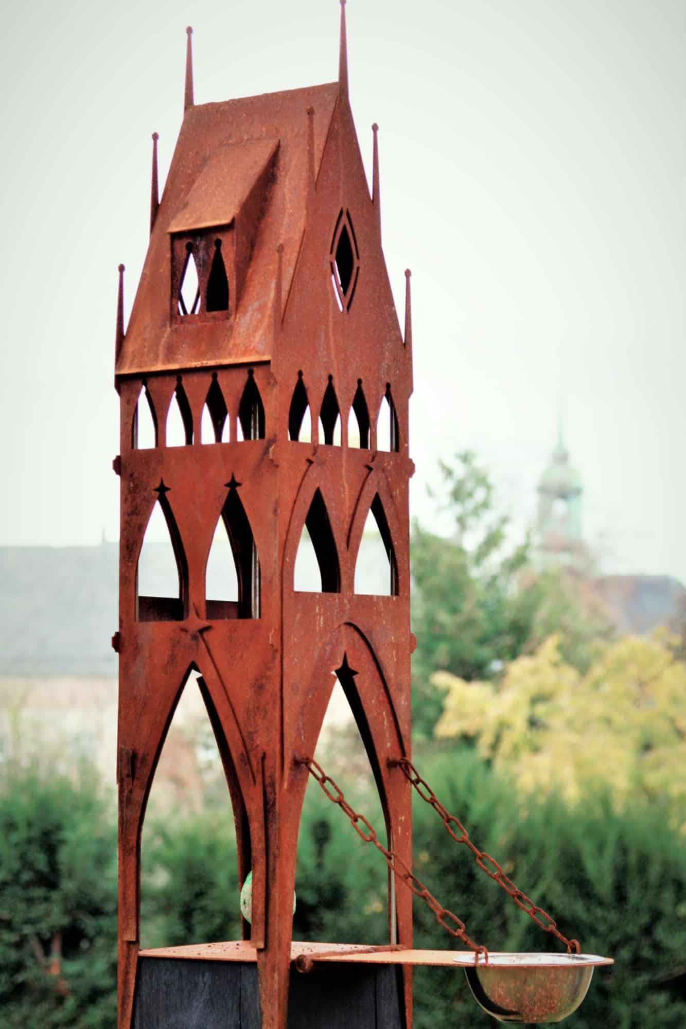 Pajarera Exterior - "City Gate" sobre pedestal de roble oxidado - Mixed Media Art de Stefan Traloc