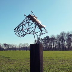 Sculpture d'extérieur en fil métallique - Cheval en fil métallique sur un piédestal en chêne oxydé - ornement unique