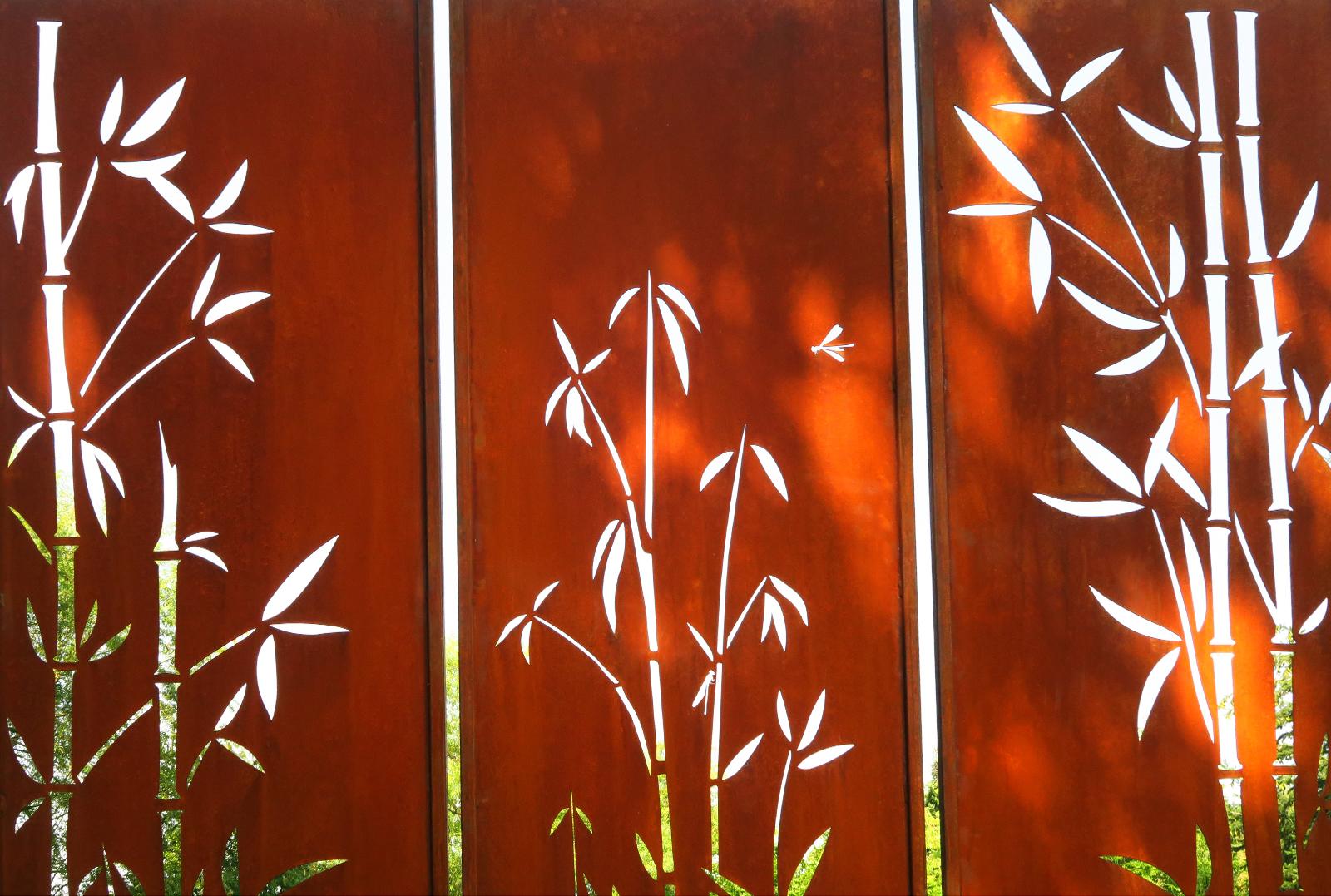 Shipping costs on request
Beautiful contemporary oxidized sheet steel Garden Wall or privacy screen.
With this garden wall you'll conjure up an atmospheric ambience in your garden.
Ideally the garden screen should be lighted up from the front, so