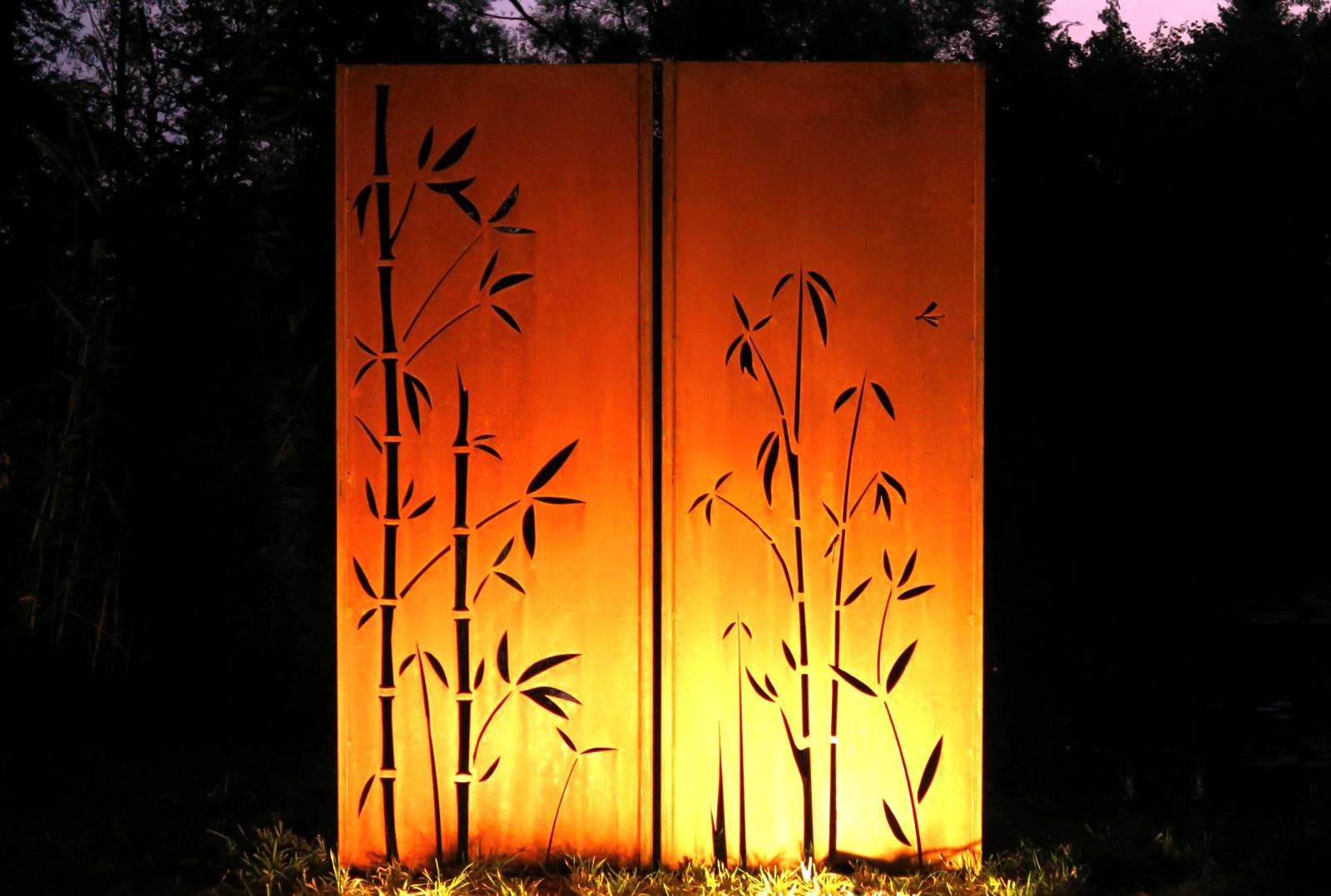 Shipping costs on request
Beautiful contemporary oxidized sheet steel Garden Wall or privacy screen.
With this garden wall you'll conjure up an atmospheric ambience in your garden.
Ideally the garden screen should be lighted up from the front, so