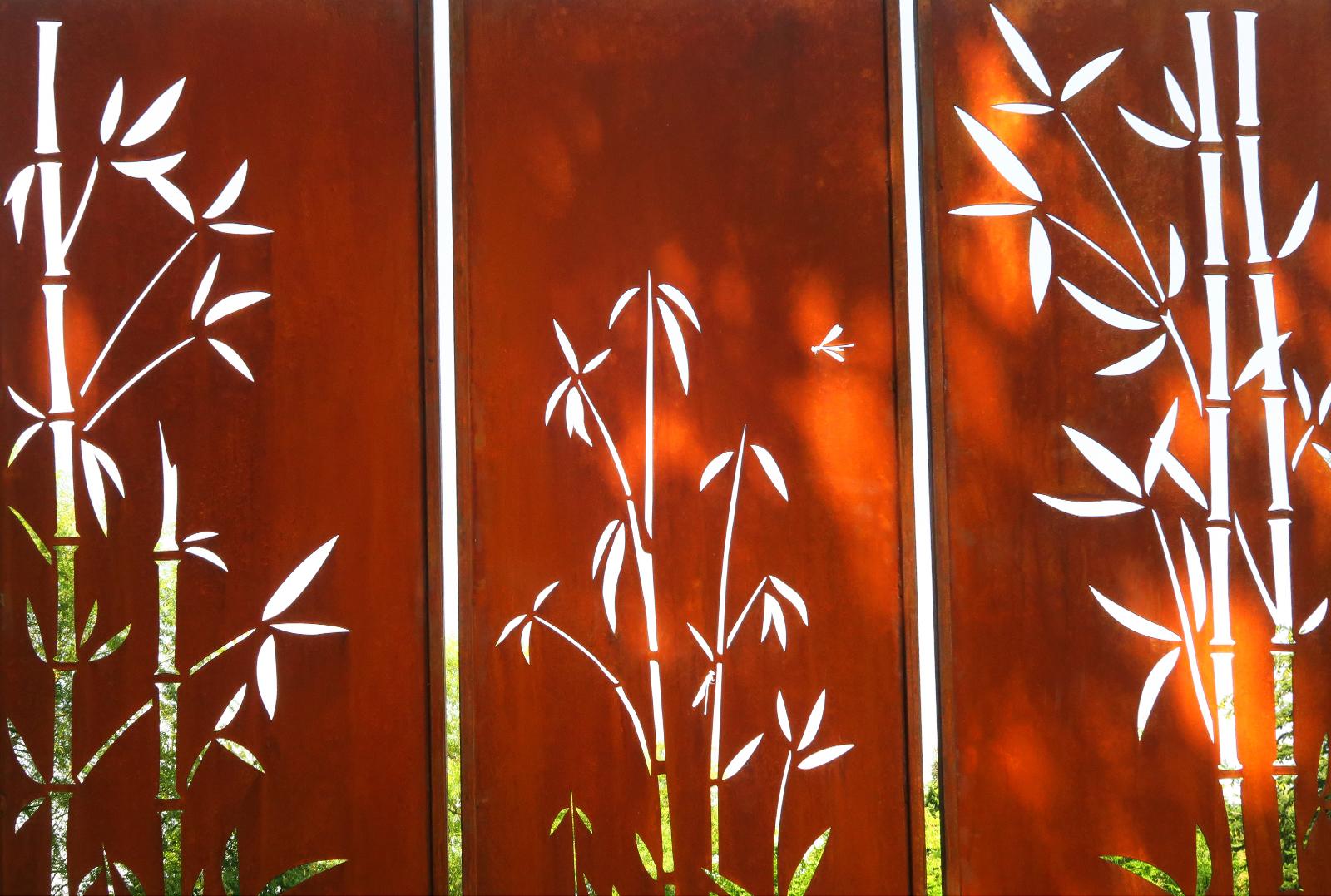 Muro de jardín contemporáneo de acero oxidado de Stefan Traloc

Este bonito muro de jardín de chapa de acero oxidado hecho a mano sirve tanto de pantalla de privacidad como de llamativa pieza decorativa. Diseñado por Stefan Traloc, añade un toque