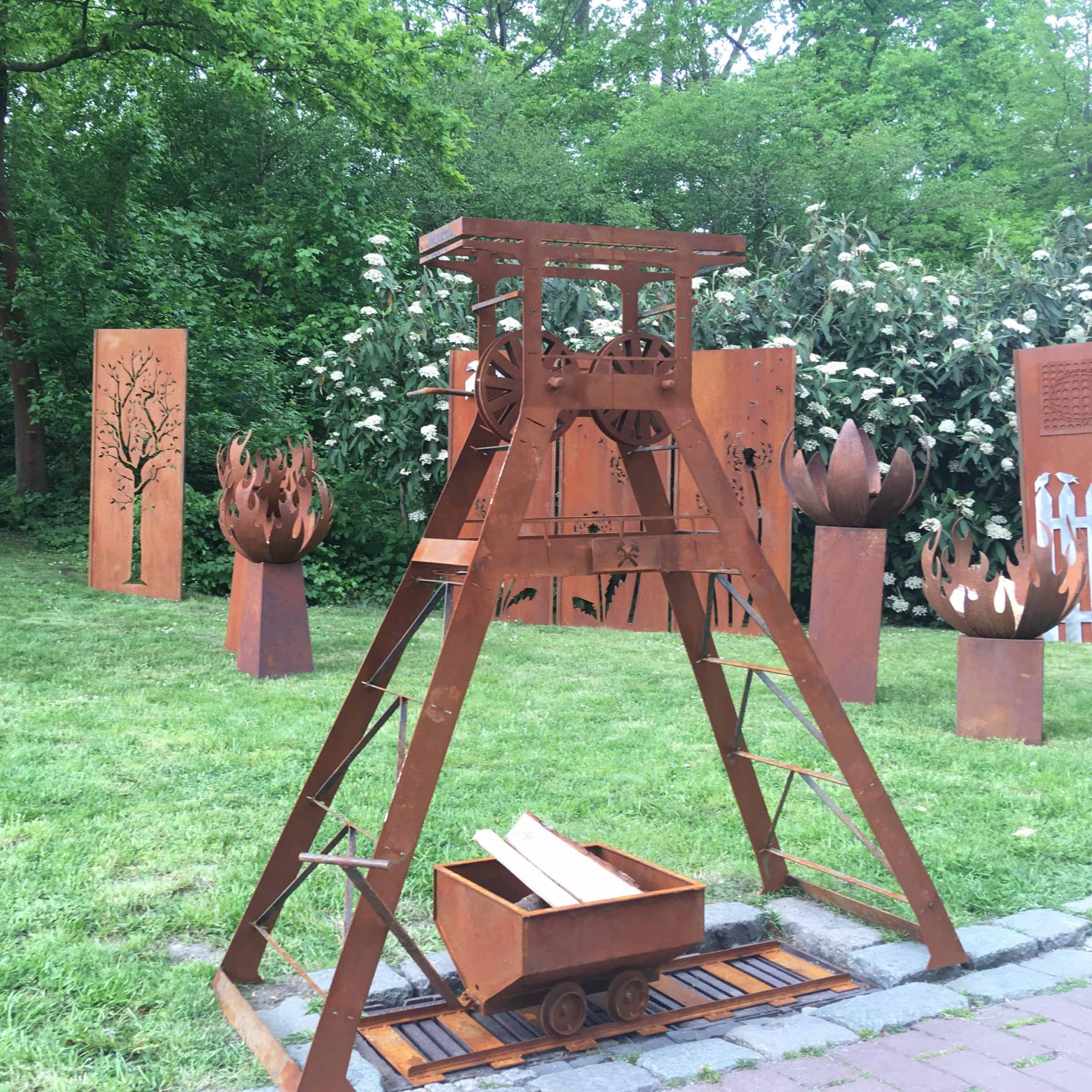 Tour d'extraction de la région de Ruhr en Allemagne - Grille d'extérieur à charbon de bois - Ornement de jardin - Sculpture de Stefan Traloc