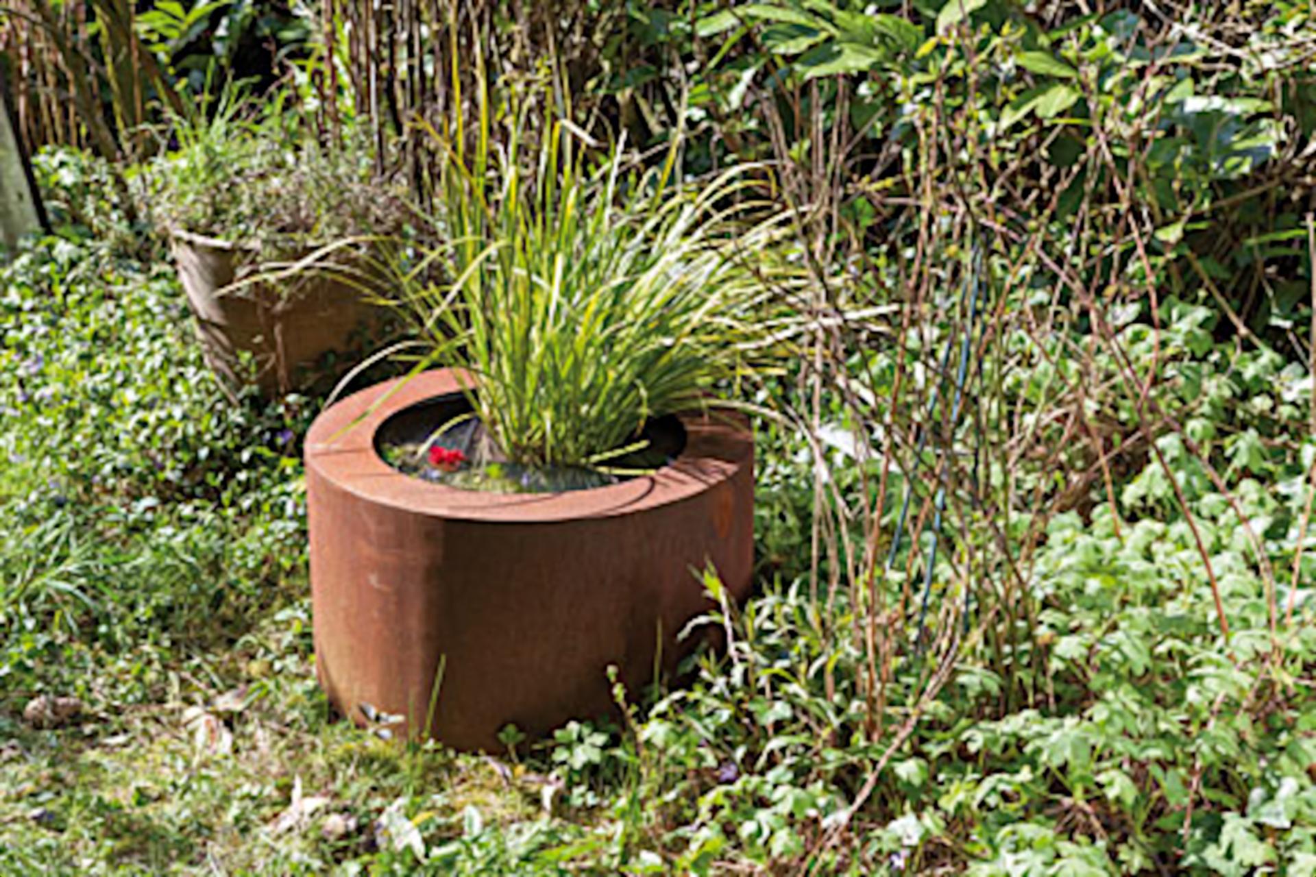 Deutscher Stahl-Pflanzgefäß – „Round““ – Außenornament – Sculpture von Stefan Traloc