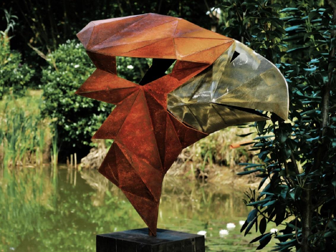 Sculpture polygonale allemande en acier - « aigle » sur un piédestal en chêne oxydé - faite à la main en vente 1