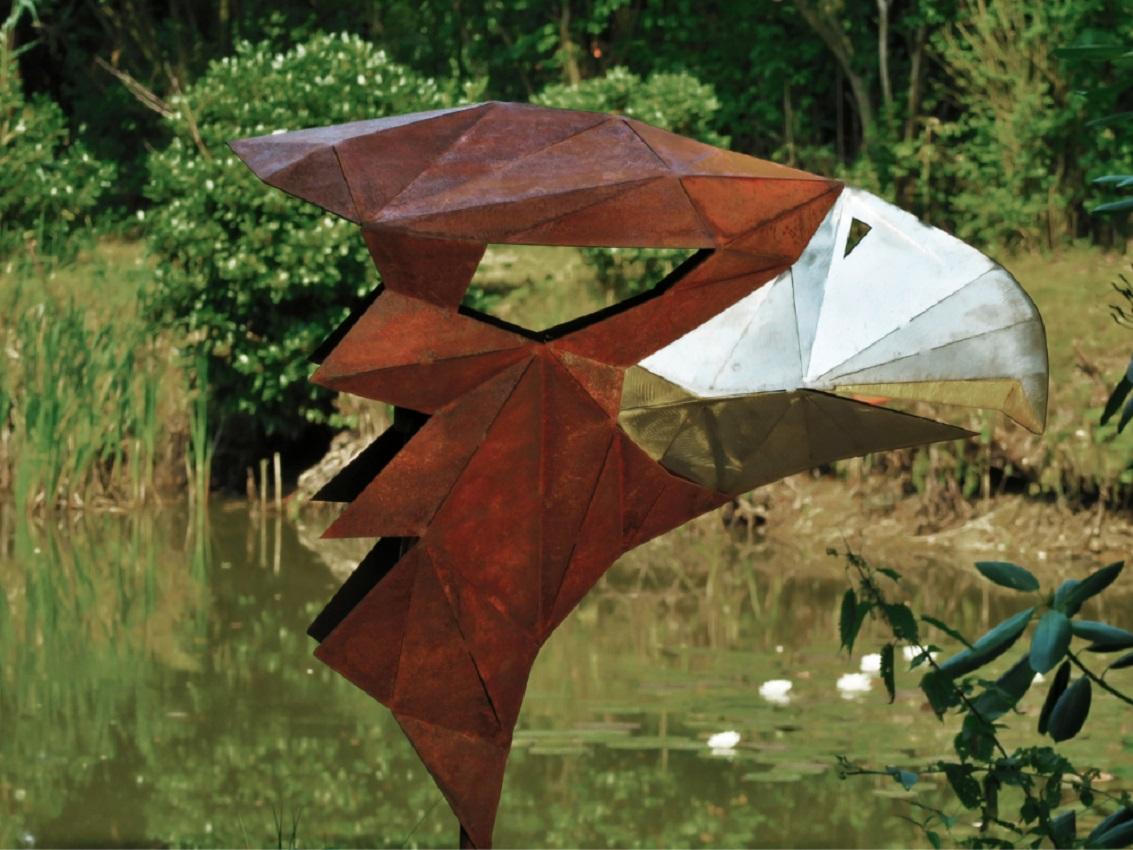 Sculpture polygonale allemande en acier - « aigle » sur un piédestal en chêne oxydé - faite à la main en vente 2