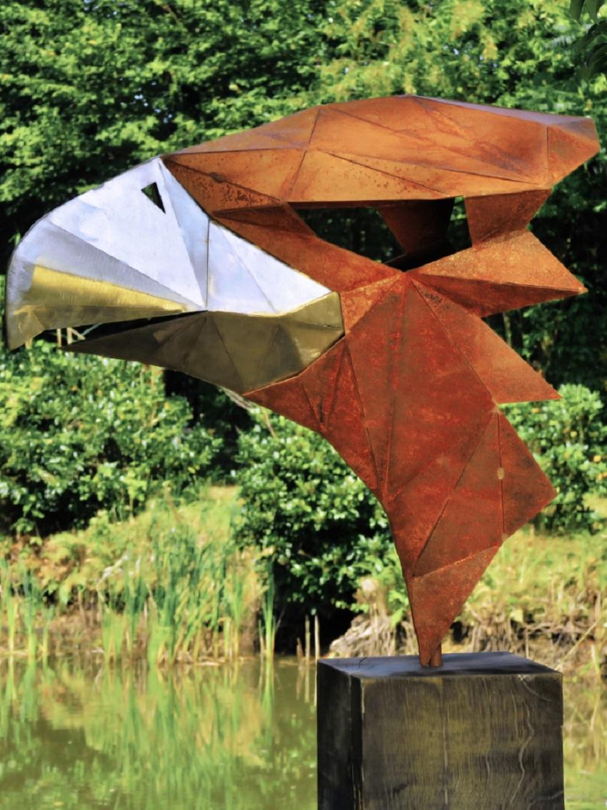 Sculpture polygonale allemande en acier - « aigle » sur un piédestal en chêne oxydé - faite à la main