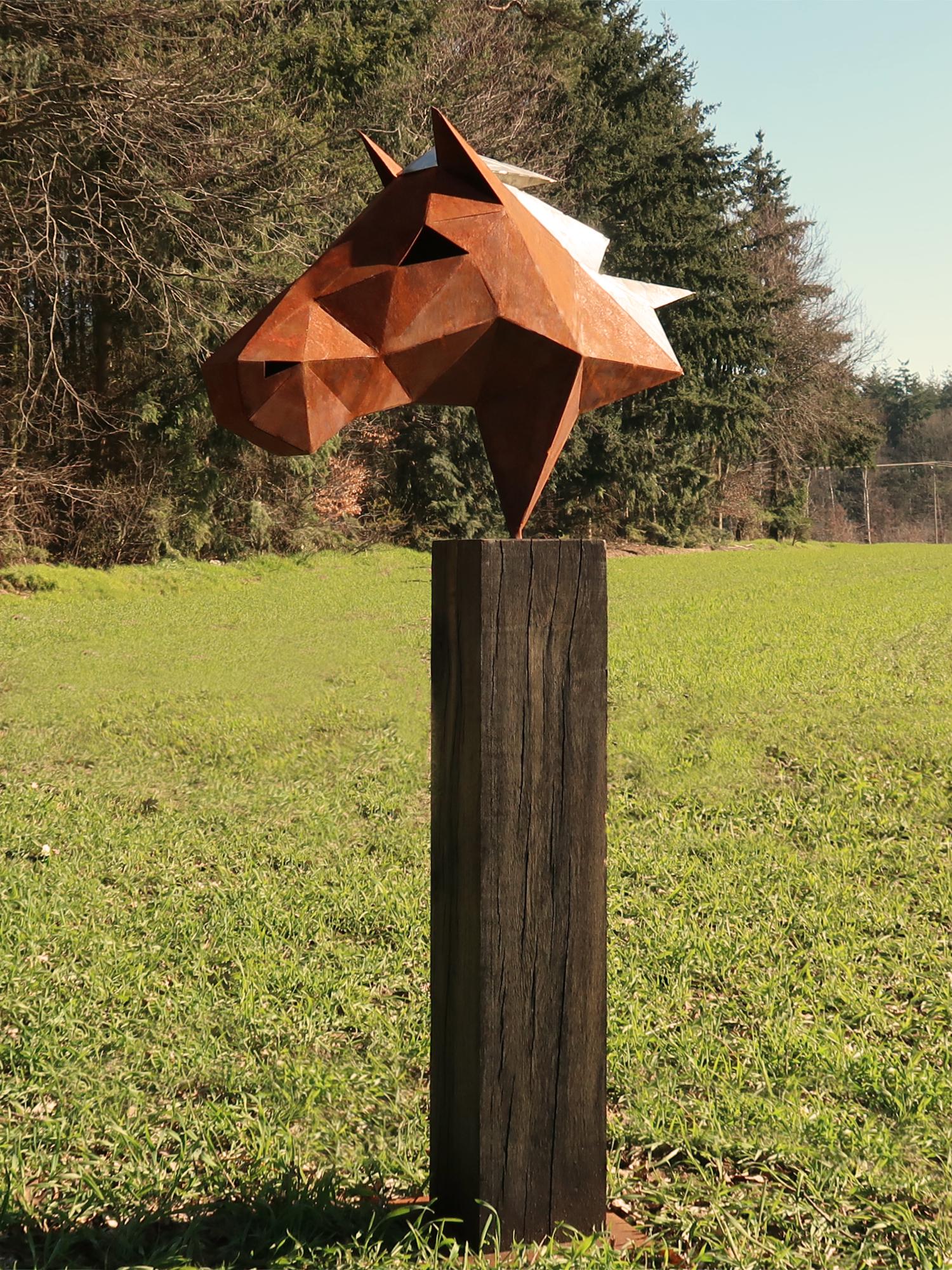 Sculpture polygonale allemande en acier - "Horse" sur un piédestal en chêne oxydé - faite à la main