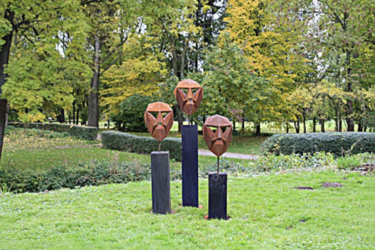 Sculpture polygone allemande en acier - « Mask I » sur un piédestal en chêne oxydé - faite à la main en vente 2