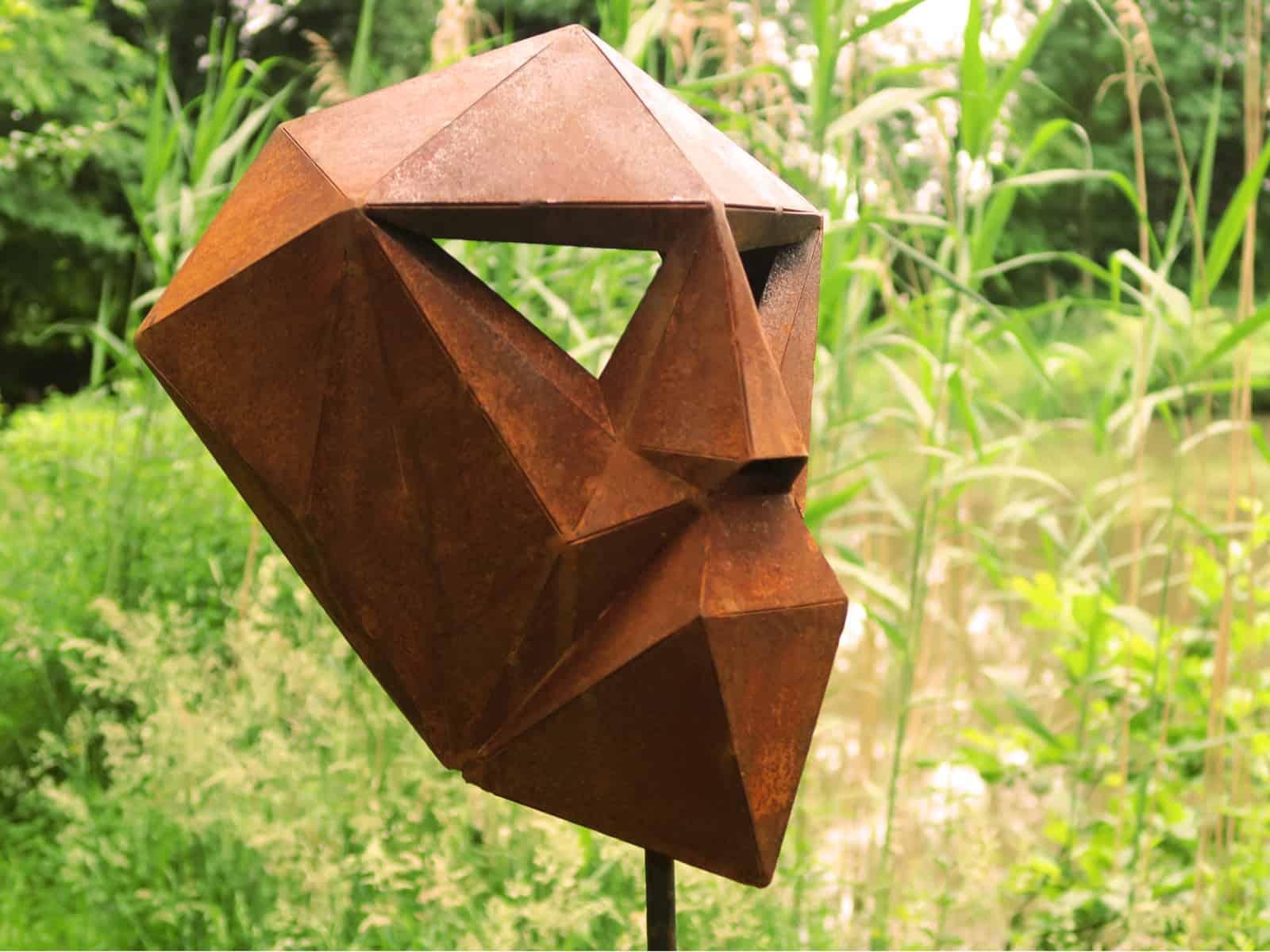 Sculpture polygone allemande en acier - « Mask I » sur un piédestal en chêne oxydé - faite à la main en vente 3