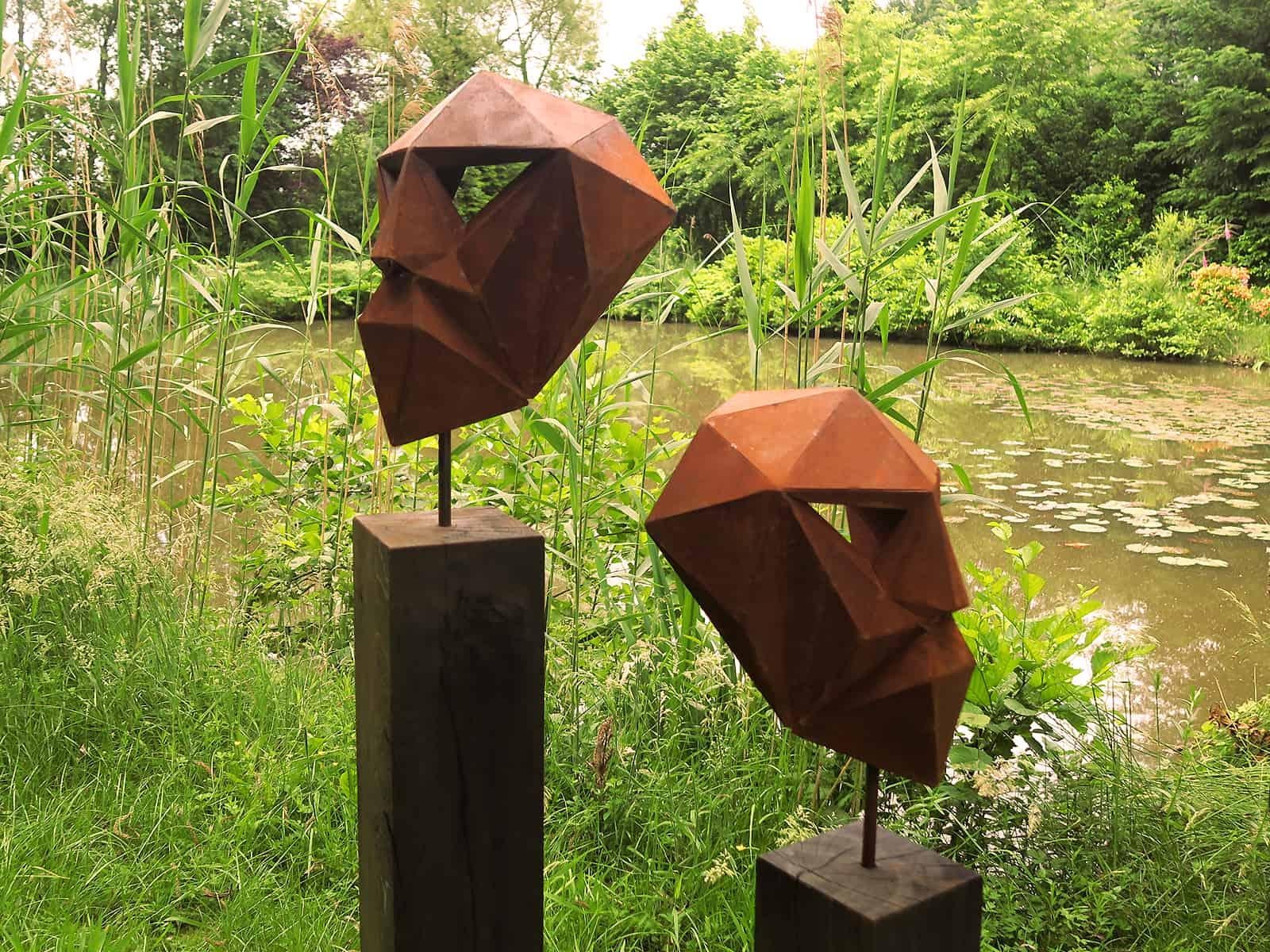 Sculpture polygone allemande en acier - « Mask I » sur un piédestal en chêne oxydé - faite à la main en vente 4