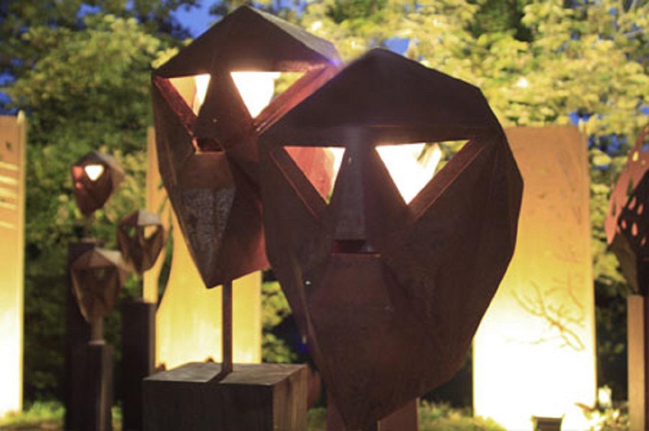 Sculpture polygone allemande en acier - « Mask I » sur un piédestal en chêne oxydé - faite à la main en vente 5