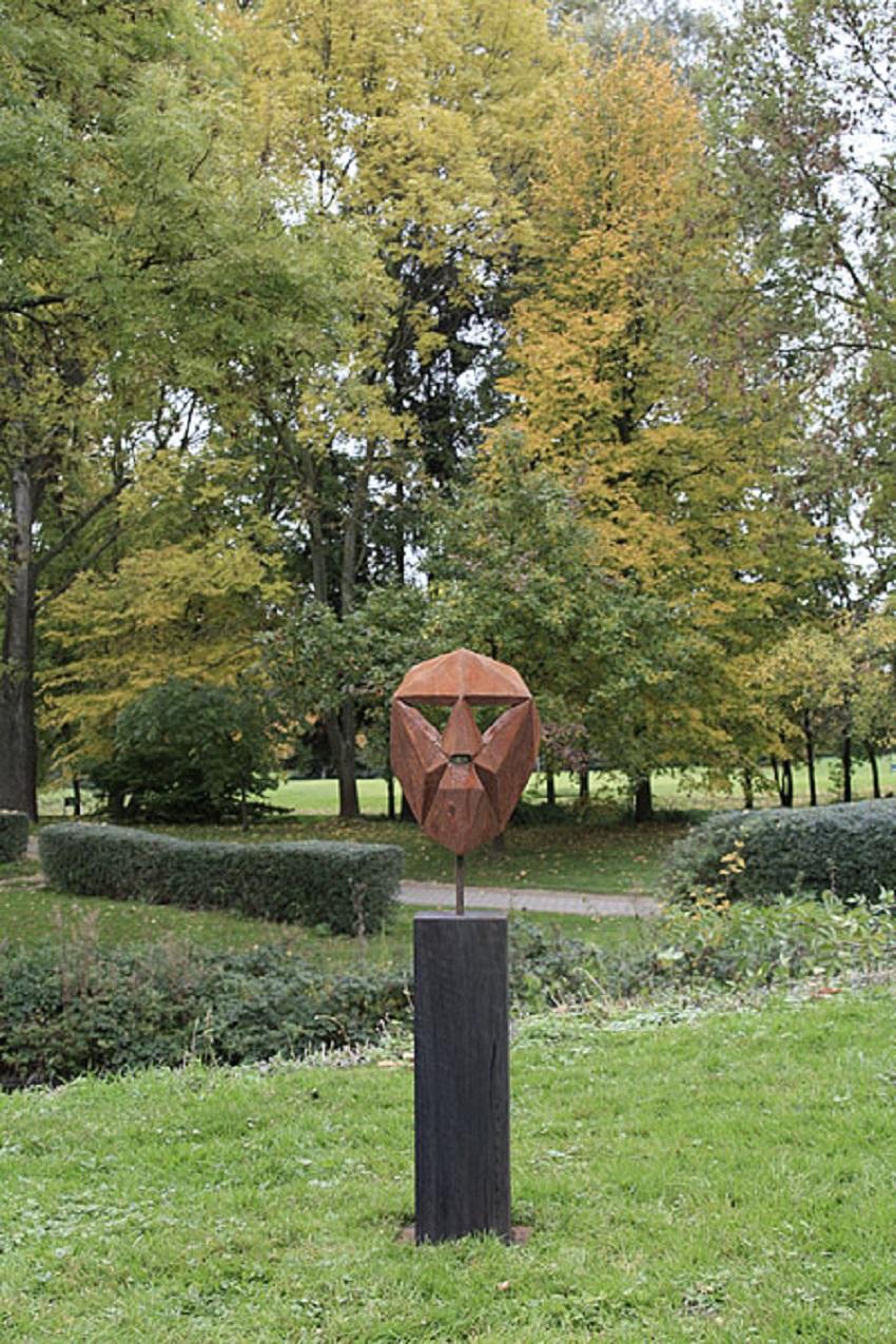 Sculpture polygone allemande en acier - « Mask I » sur un piédestal en chêne oxydé - faite à la main