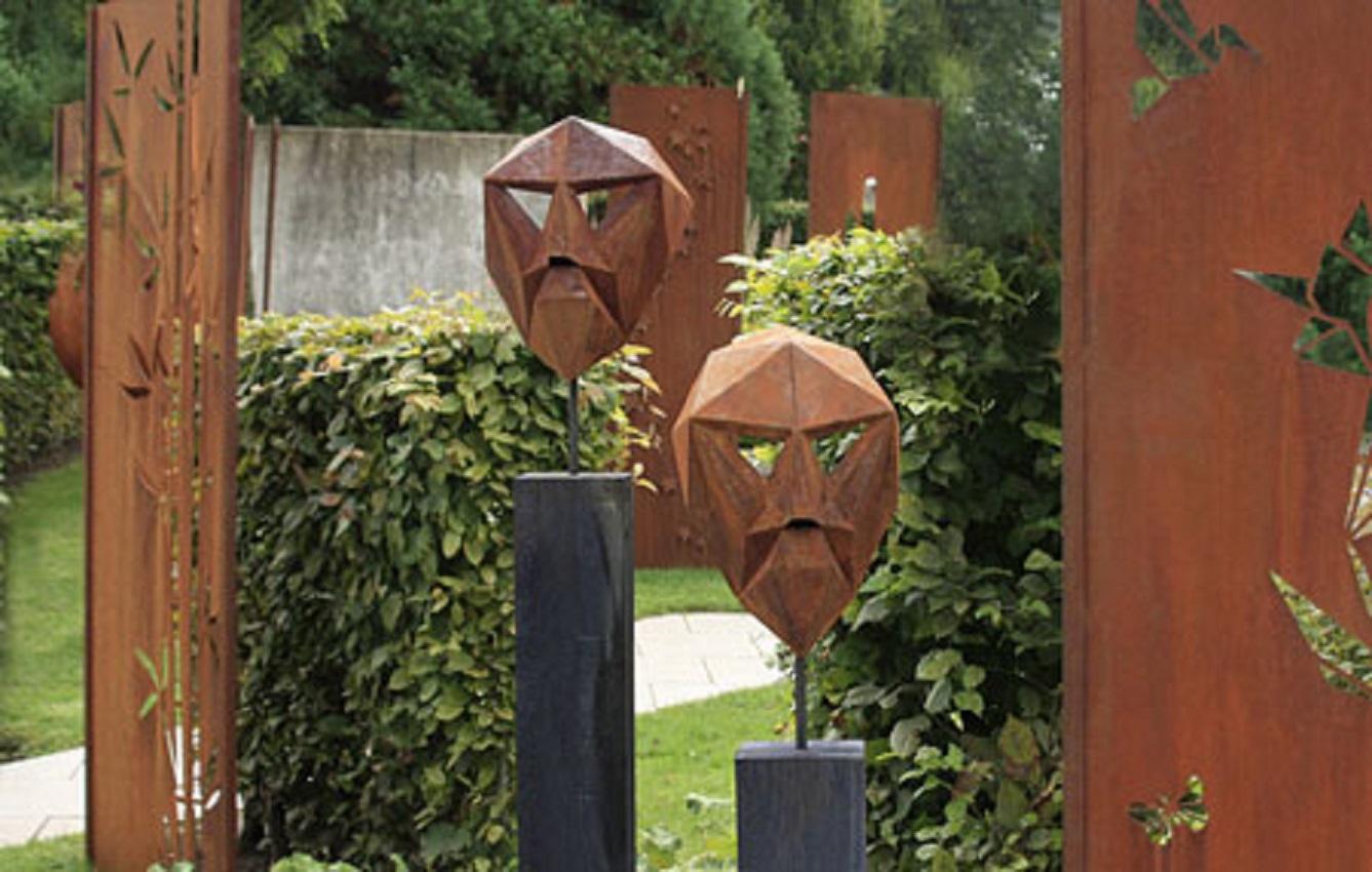 Sculpture polygone allemande en acier - « Mask II » sur un piédestal en chêne oxydé, faite à la main - Art déco Mixed Media Art par Stefan Traloc