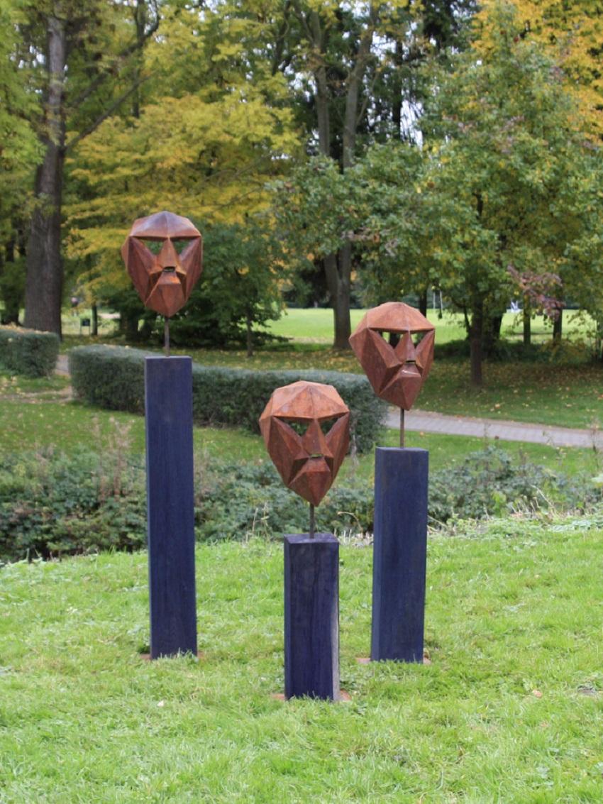 Sculpture polygone allemande en acier - « Mask II » sur un piédestal en chêne oxydé, faite à la main en vente 1