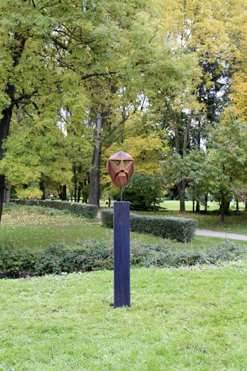 Sculpture polygone allemande en acier - « Mask II » sur un piédestal en chêne oxydé, faite à la main