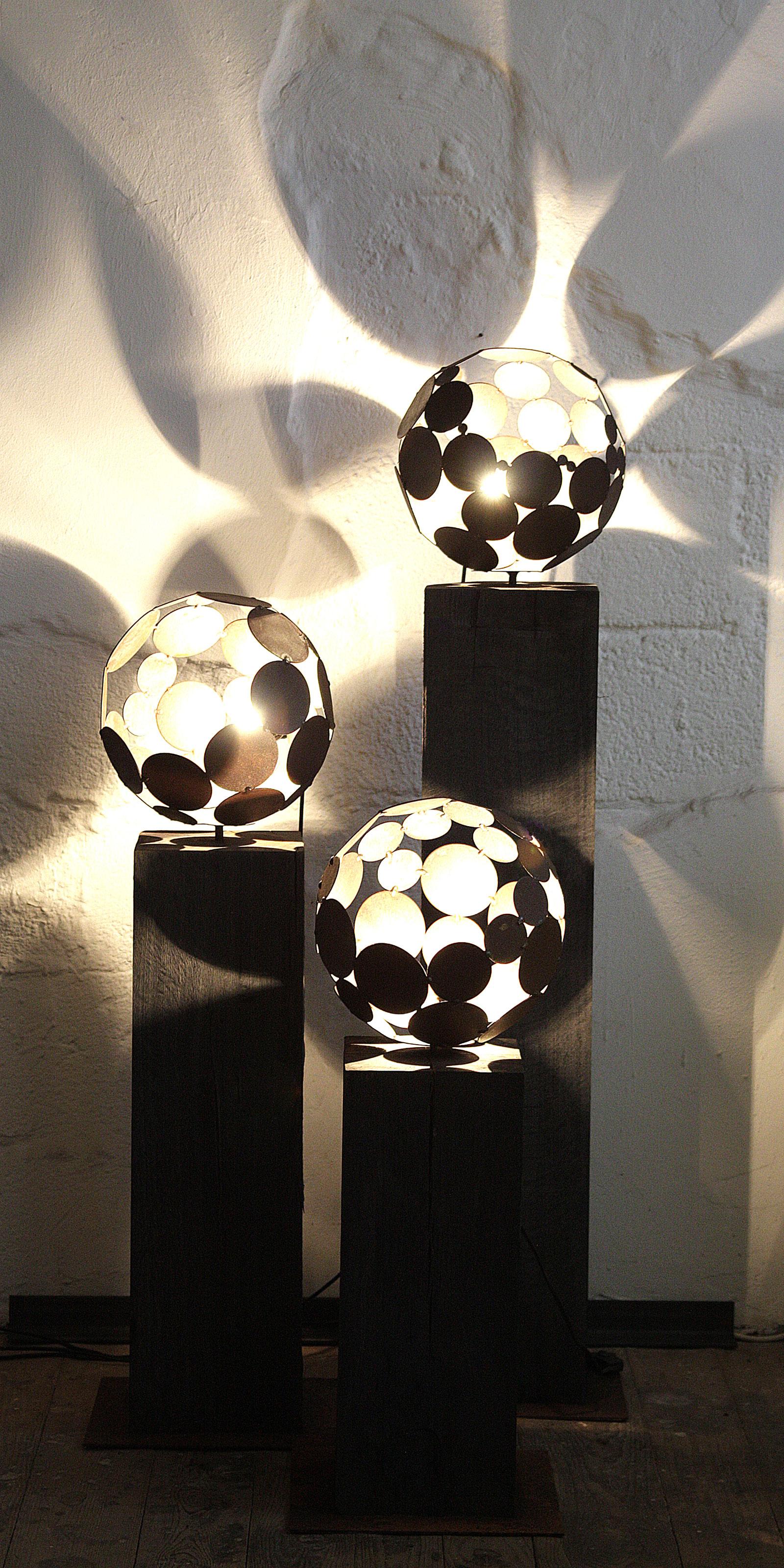 Sphere lamp d = 28cm rust with oak base oxidized 20x20x78.
Customization possible and designed in 2010.
Also available to order in stainless steel.

You will find an exceptional and high-quality lamp here, which conjures up a beautiful shadow