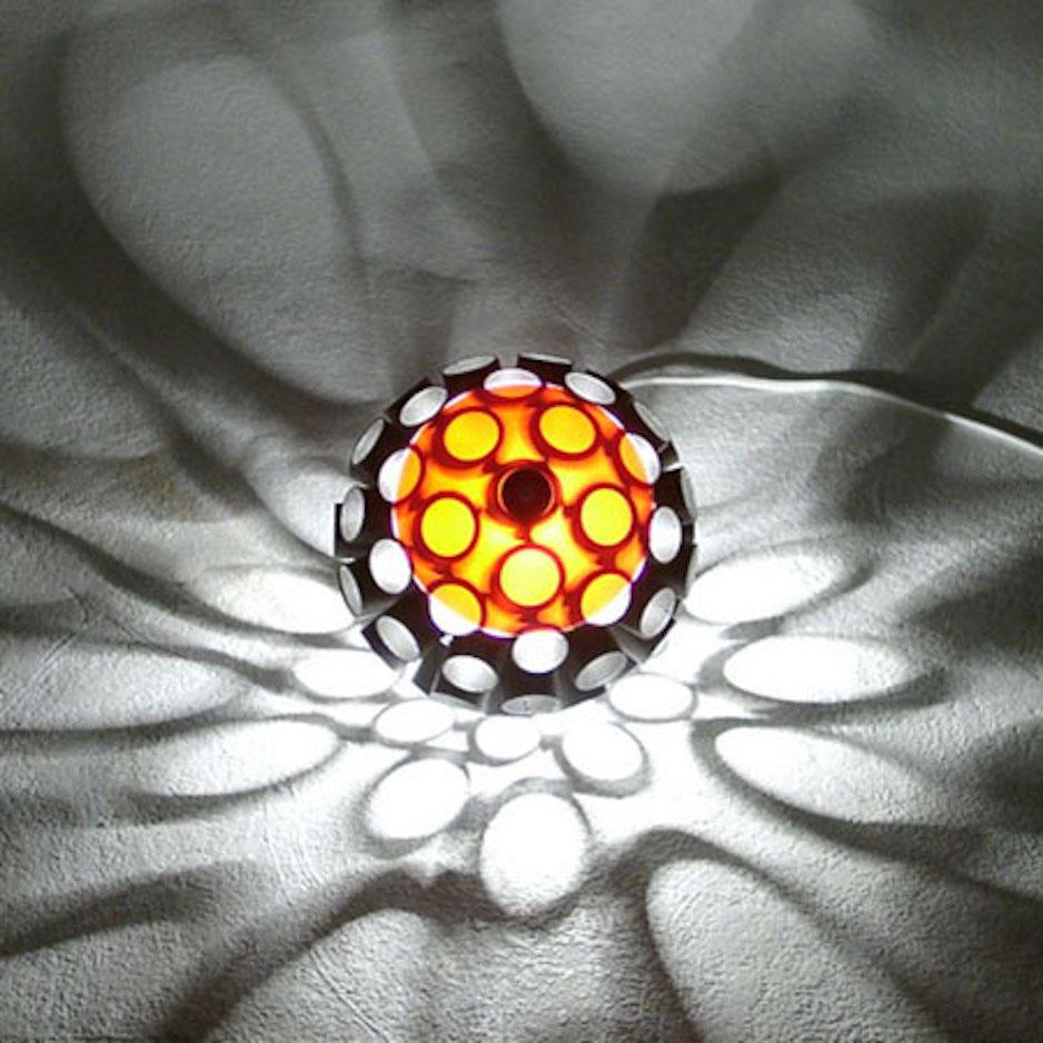 Lampe d'intérieur - "Virus" avec projection d'ombres - unique et contemporaine  - Mixed Media Art de Stefan Traloc