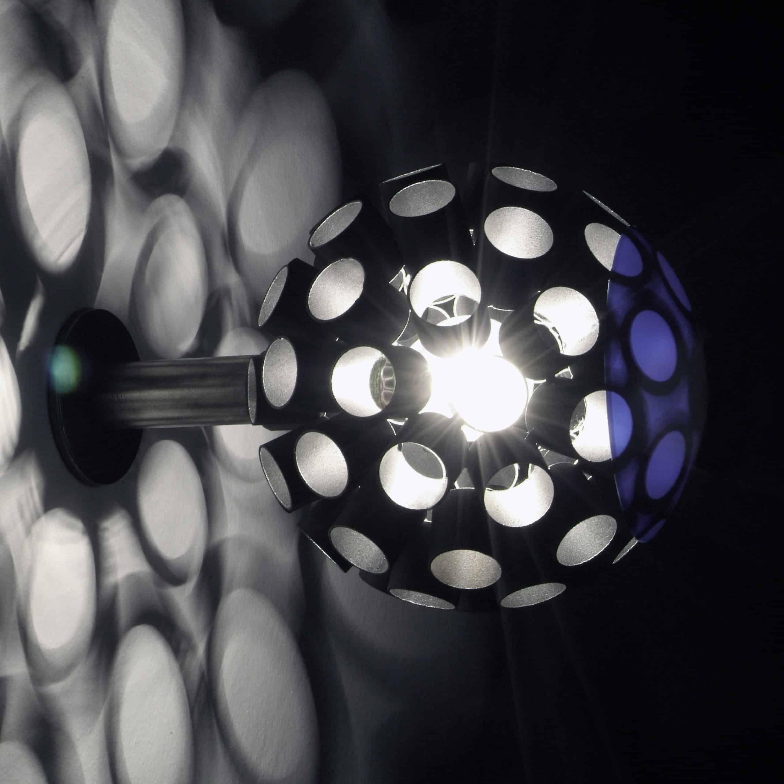 Lampe d'intérieur - « Virus » avec projection d'ombre - ornement contemporain unique - Art déco Sculpture par Stefan Traloc