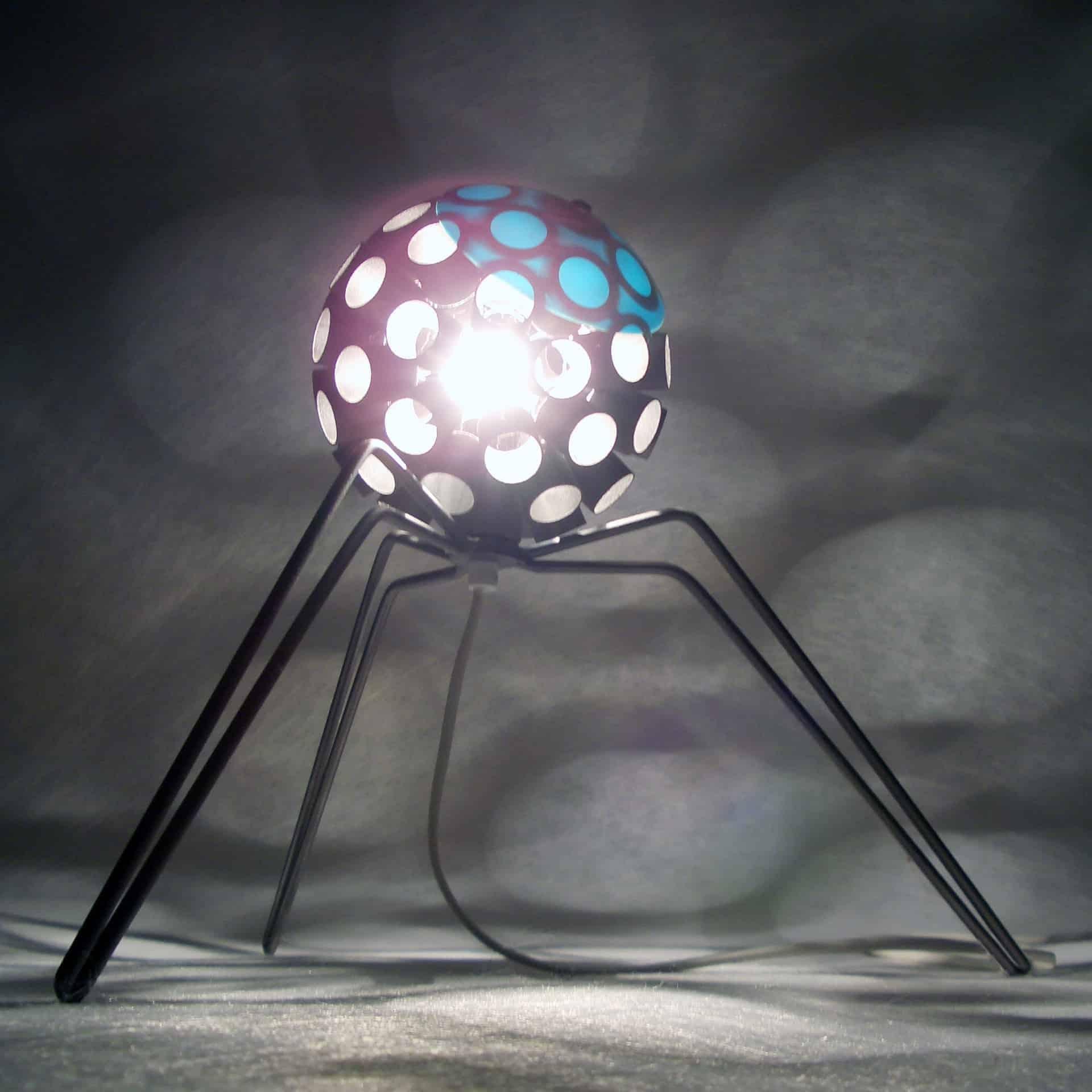  Lampe d'intérieur - « Virus » avec projection d'ombre - ensemble contemporain unique - Gris Abstract Sculpture par Stefan Traloc