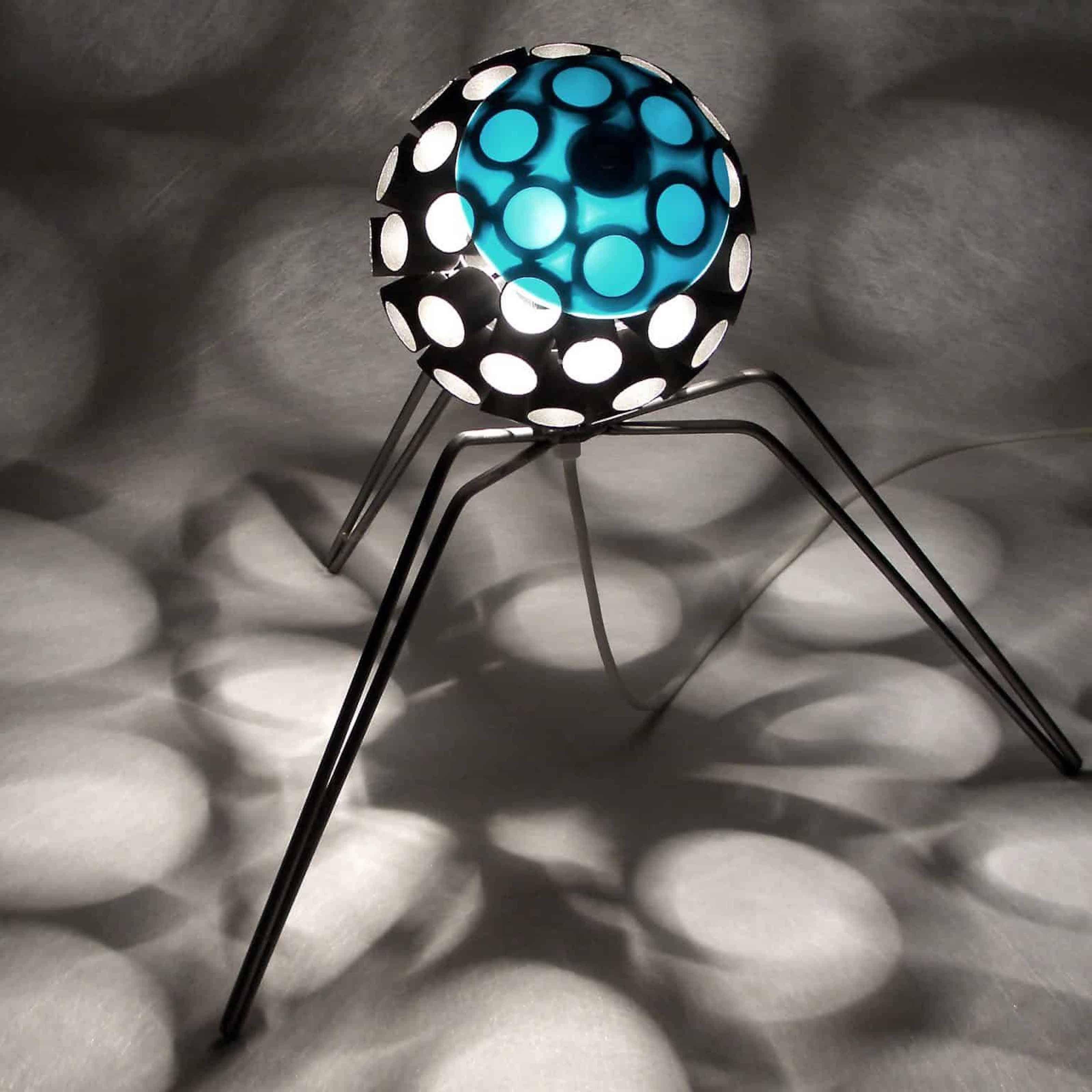  Lampe d'intérieur - « Virus » avec projection d'ombre - contemporaine unique - petite - Mixed Media Art de Stefan Traloc