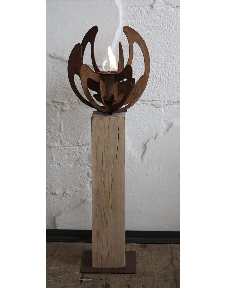 Straordinaria torcia da giardino con inserto a un bruciatore su un punto di Oak non trattato.
Se la macchia viene posizionata all'esterno, sviluppa una patina grigia.

Nel bruciatore incluso sono già presenti singole pietre laviche, pertanto questo