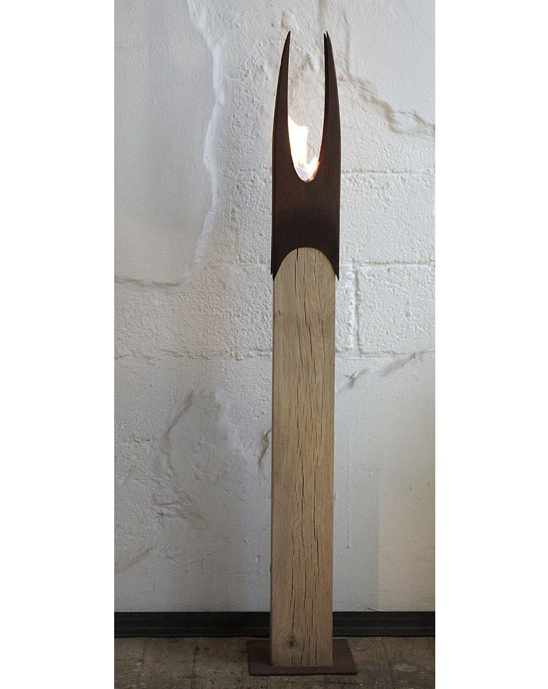 Extraordinary garden torch with one burner insert on an untreated oak spot.
If the spot is set up outside, she develops a gray patina.
Customization possible and designed in 2010.
Also available to order in stainless steel.

The included burner