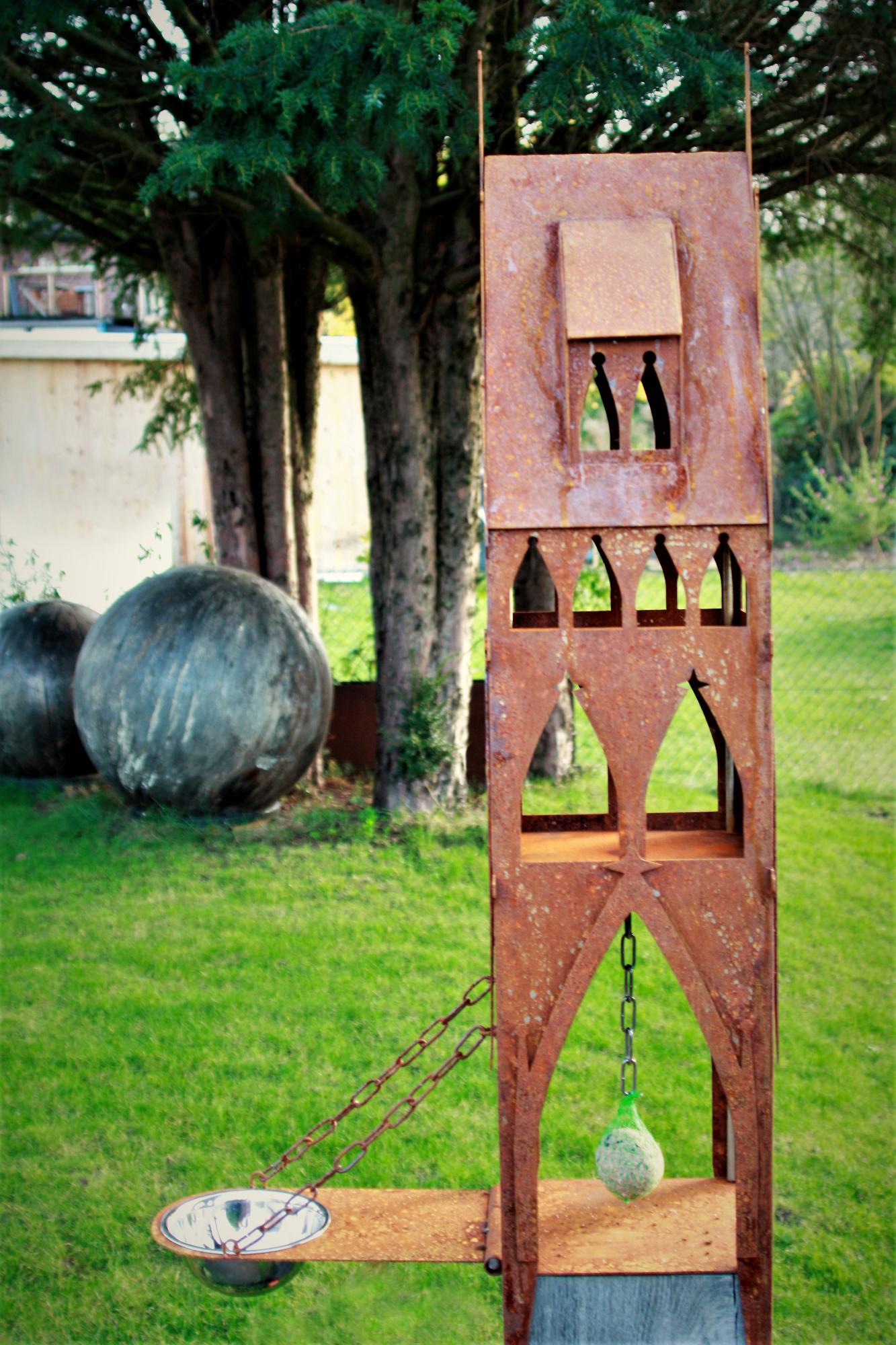 Birdhouse - city gate - on oak stele oxidized 20x20x100

Delight your garden birds with an aesthetically pleasing feeding tower.

Designed in detail, with different sized windows, for birds from small to large.

The eye-catcher is of course the