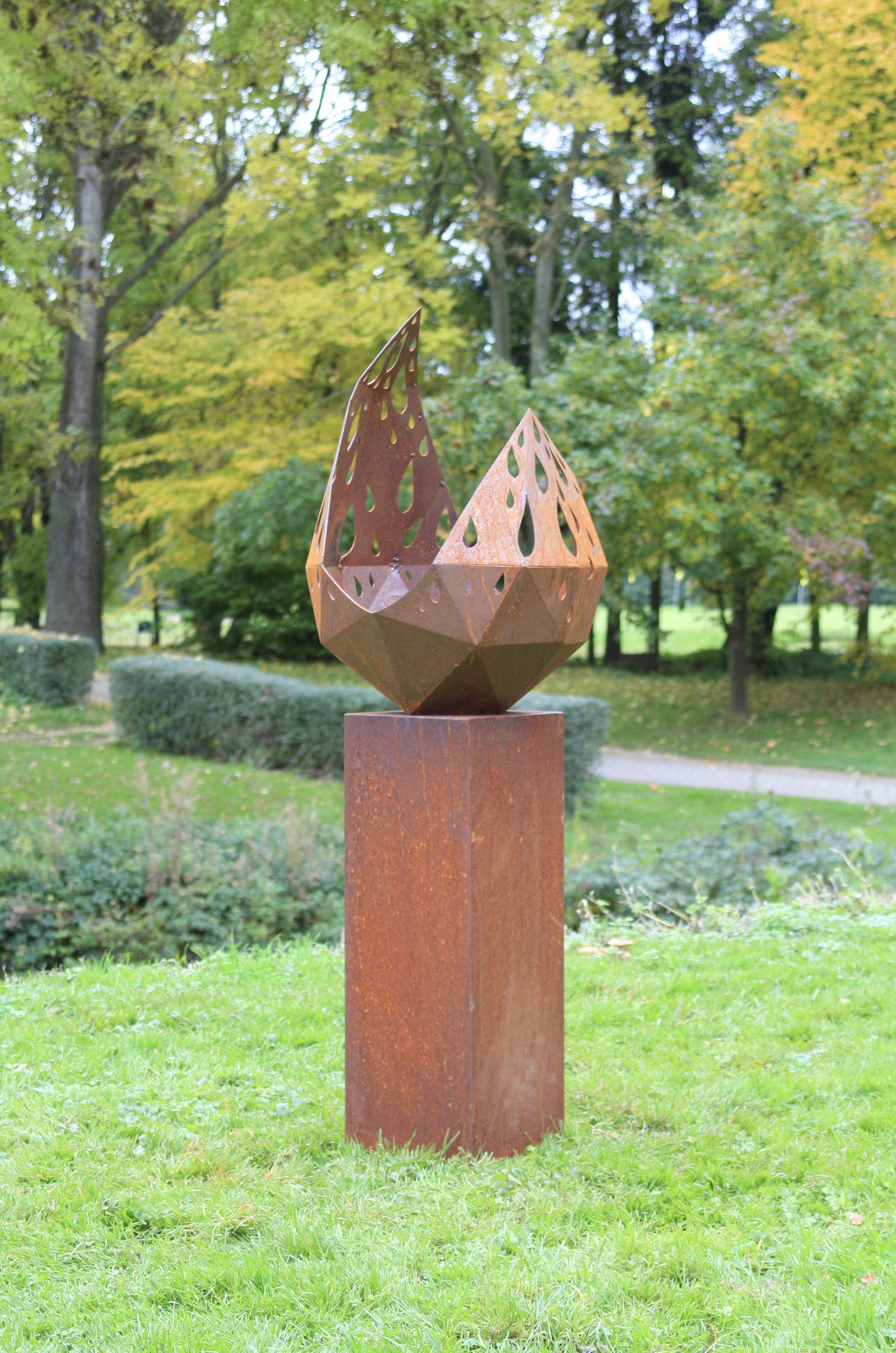 Pichet de cheminée d'extérieur - « Drop » avec piédestal incliné - haute hauteur - Art déco Sculpture par Stefan Traloc