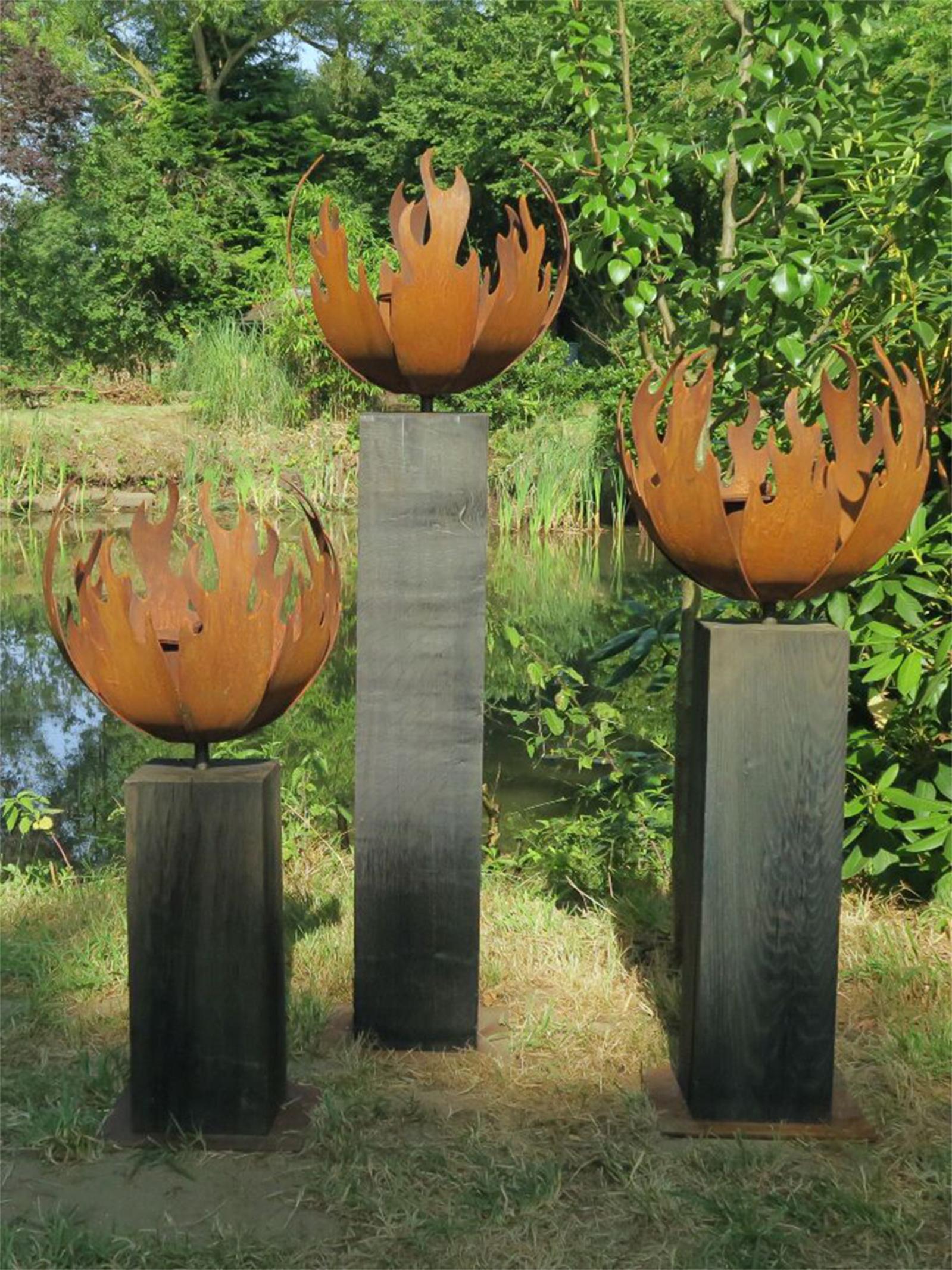Outdoor-Feuerkübel – „Flame“ – auf Sockel aus oxidierter Eiche – mittlere Höhe (Art déco), Sculpture, von Stefan Traloc