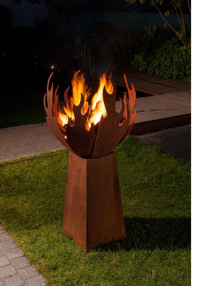 Kaminbesteck für den Außenbereich – „Flame“ mit abgewinkeltem Sockel – kleine Höhe – Sculpture von Stefan Traloc